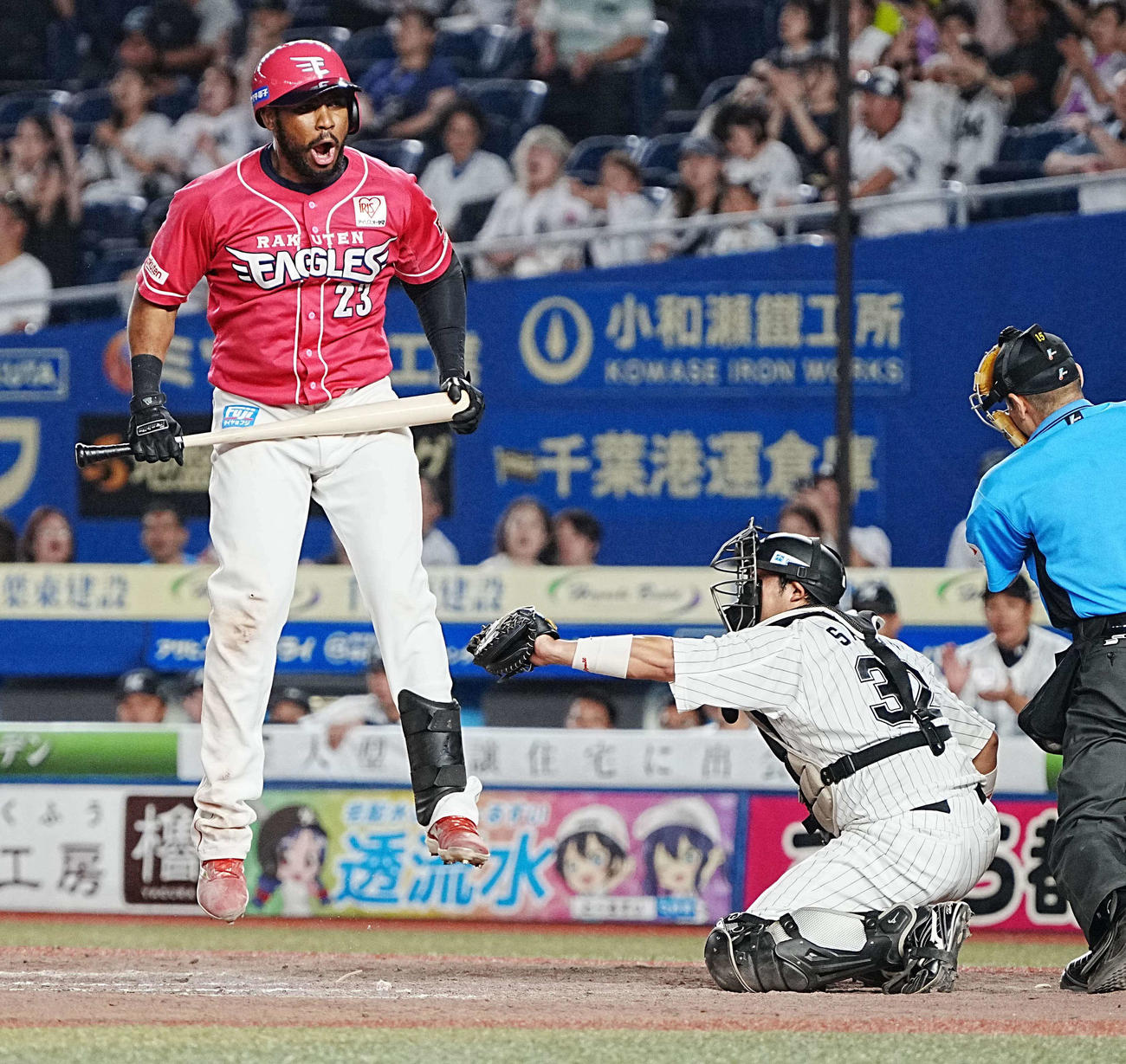 ロッテ対楽天　9回表楽天2死一、二塁、フランコは見逃し三振に倒れる（撮影・小沢裕）