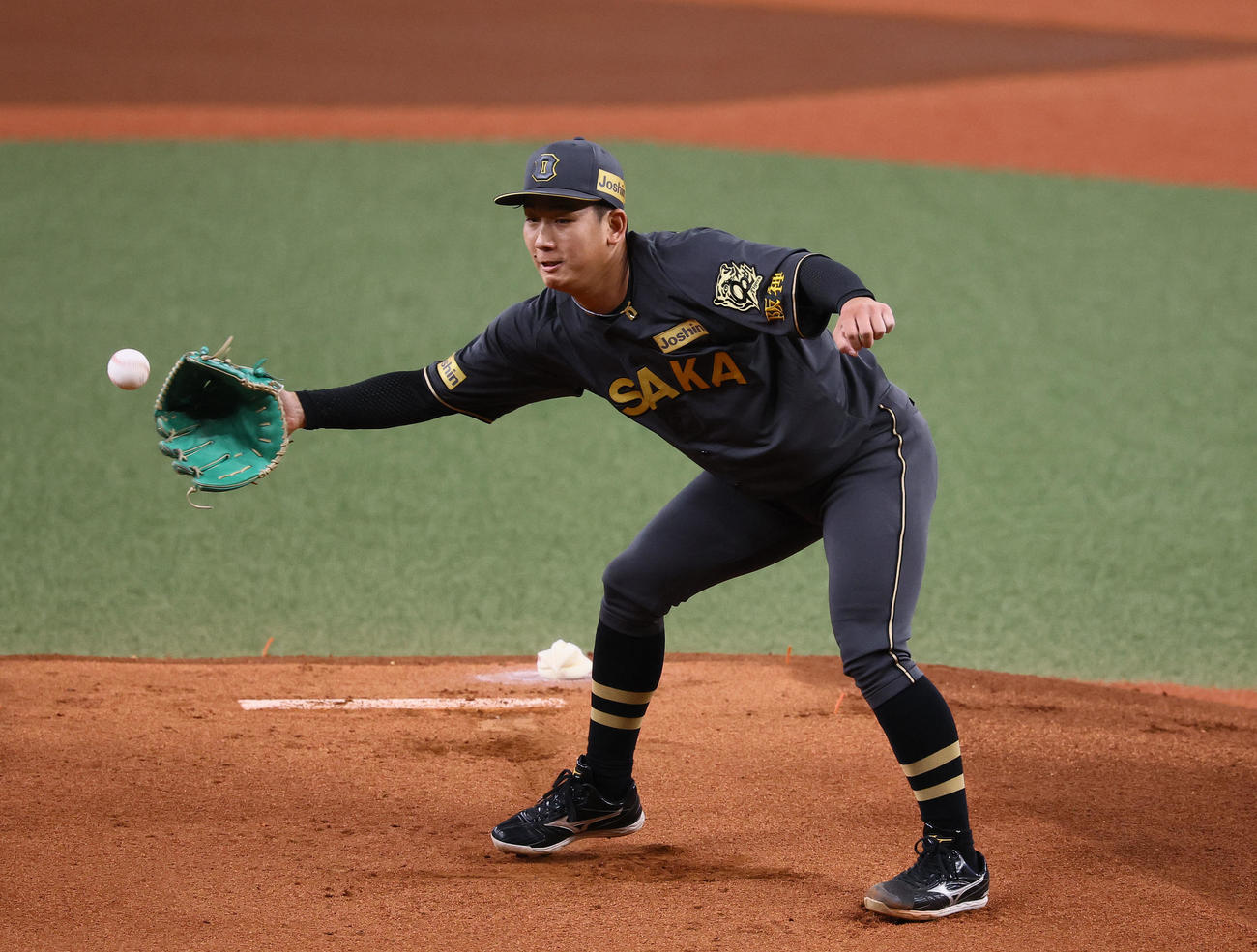 阪神対中日　1回表中日無死、ブライトに中前打を許す伊原（撮影・藤尾明華）