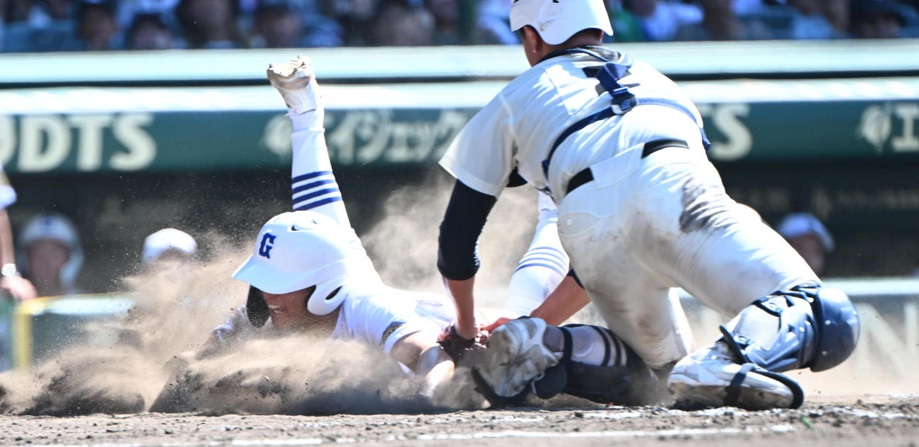 日大三対県岐阜商　5回裏県岐阜商2死一、二塁、坂口の右前適時打で生還する渡辺璃（撮影・和賀正仁）