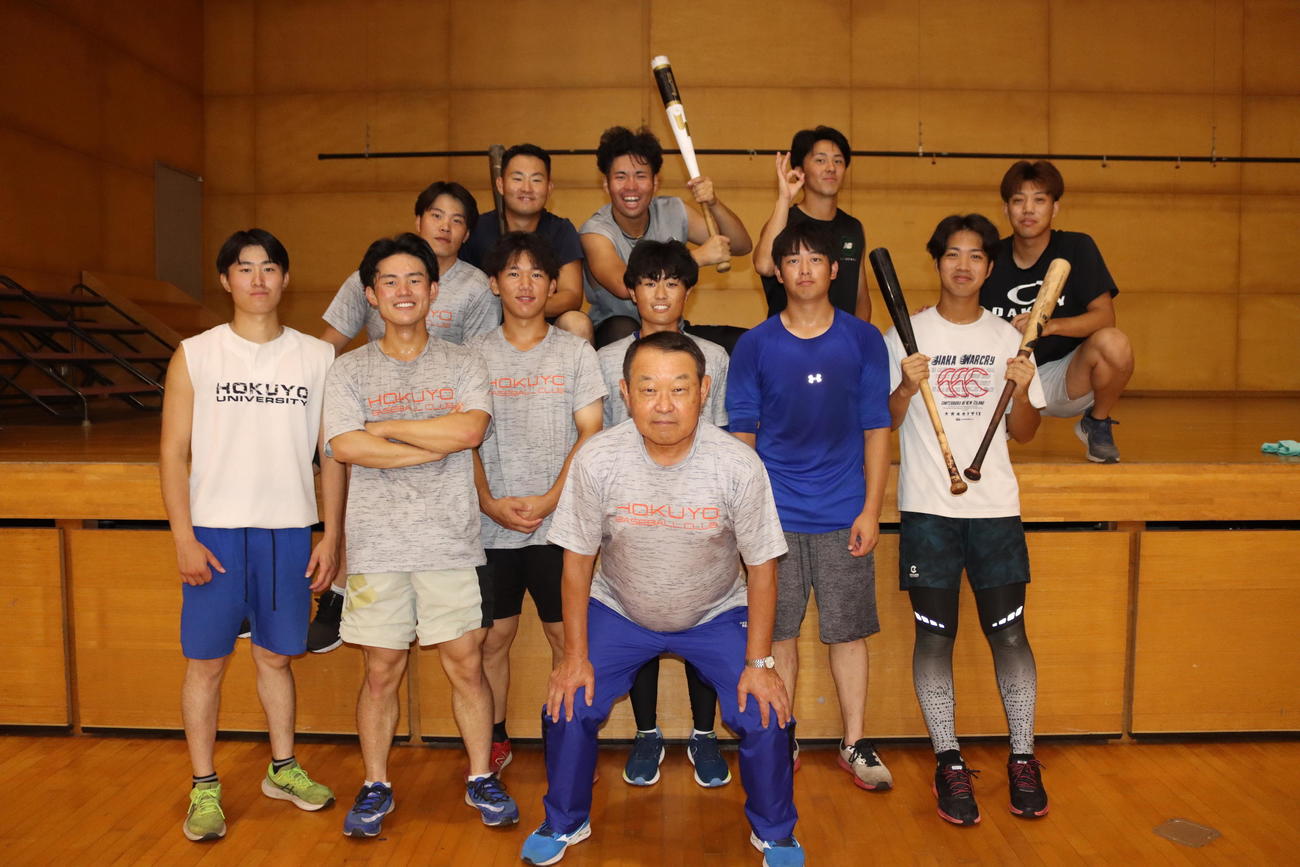 雨天での室内練習後、集合写真に収まる北洋大の選手ら。前列中央は大滝監督（撮影・保坂果那）