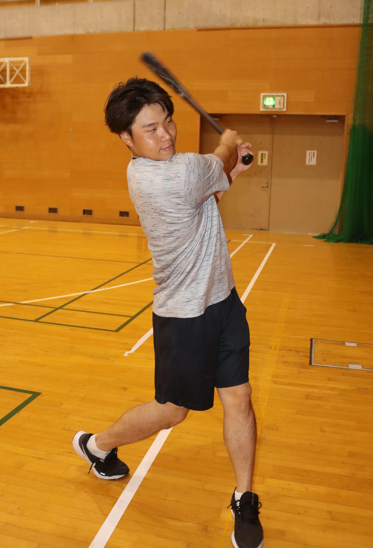 室内練習でバットを振る北洋大の田中（撮影・保坂果那）