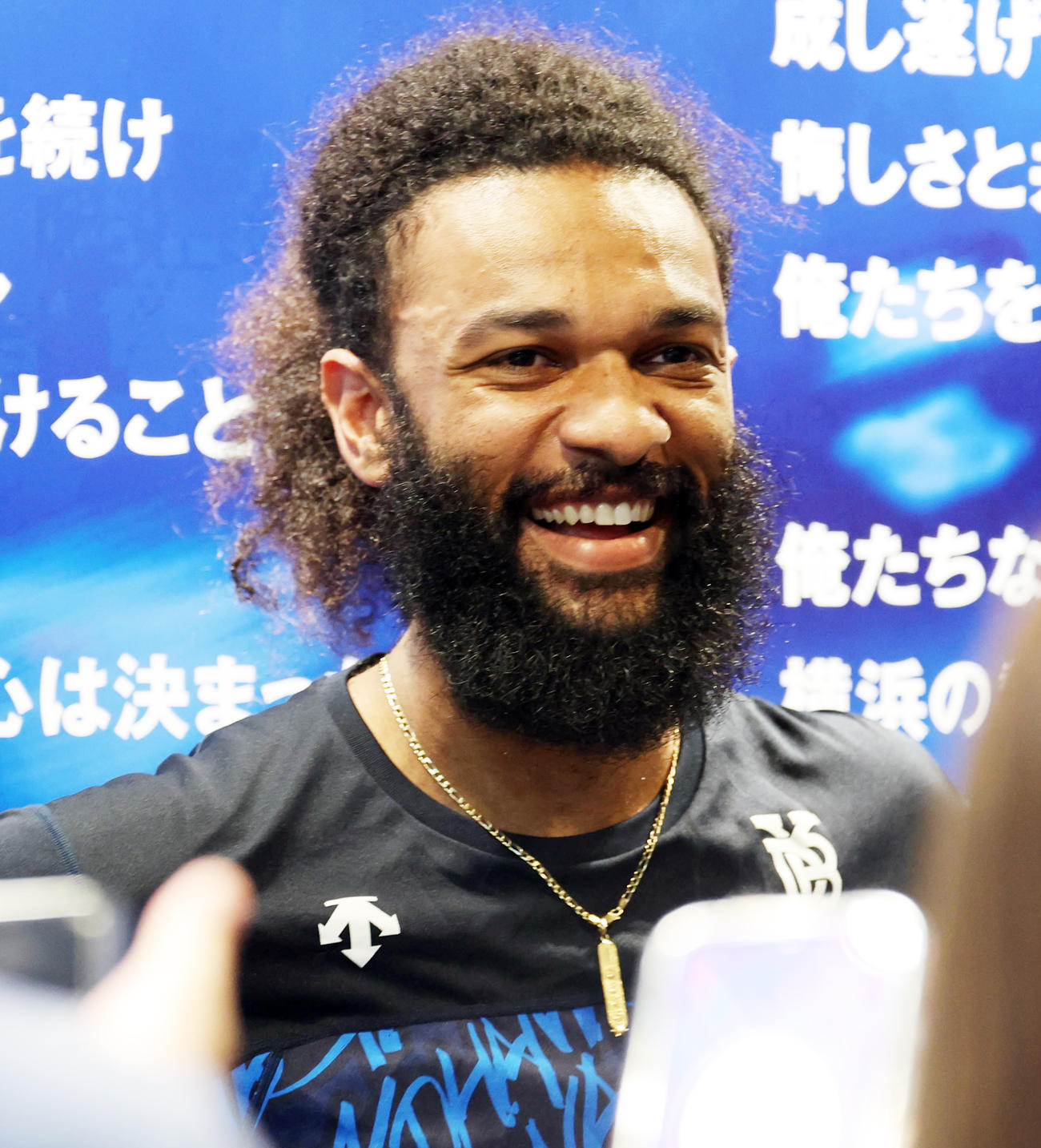 取材対応するDeNAジャクソン（撮影・野上伸悟）