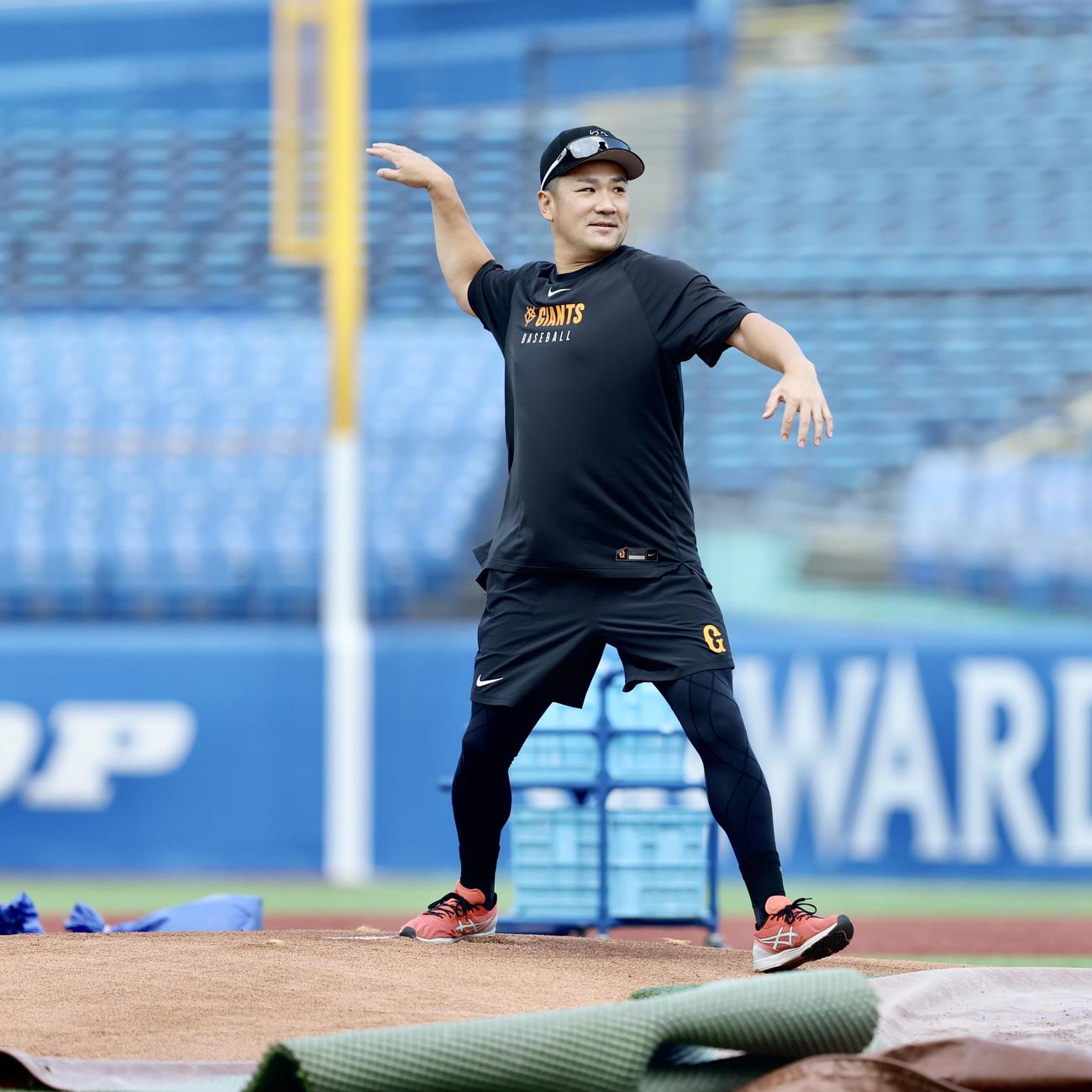 ヤクルト対巨人　試合前、マウンドを確かめる巨人田中将（撮影・河田真司）