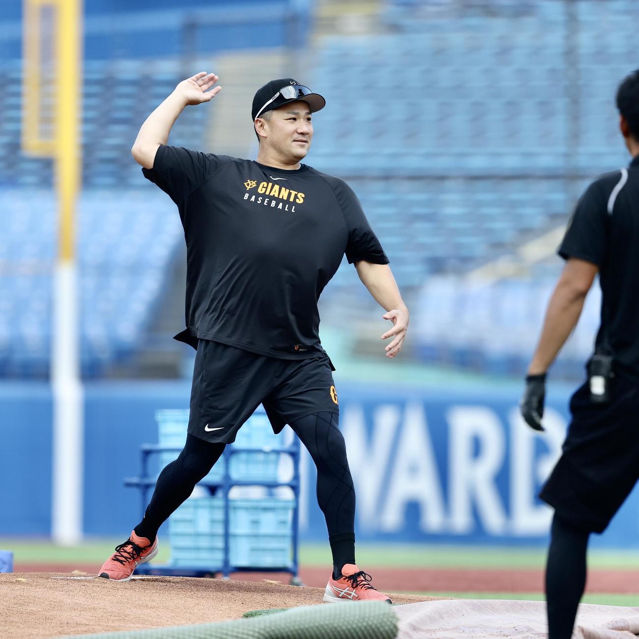 ヤクルト対巨人　試合前、マウンドを確かめる巨人田中将（撮影・河田真司）
