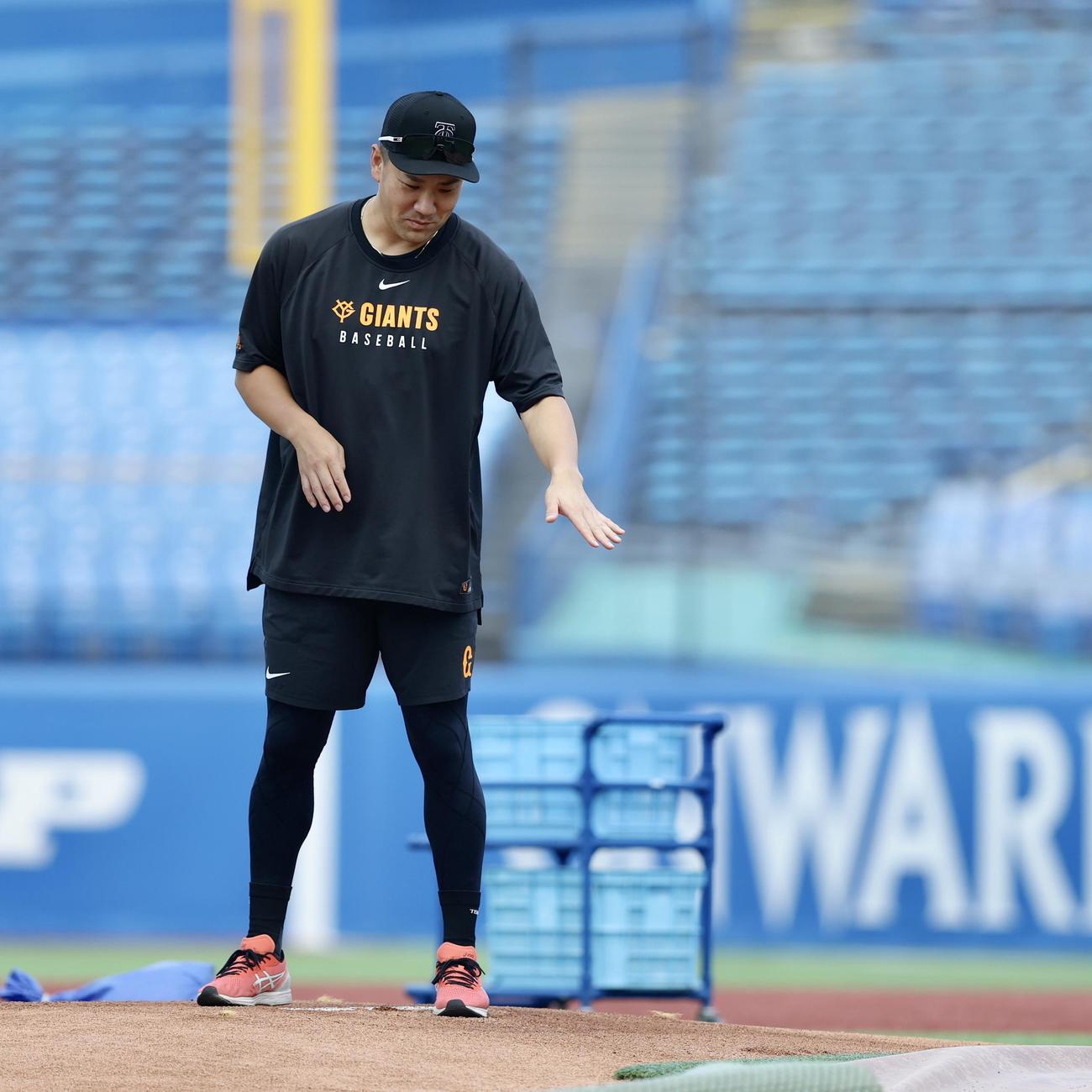 ヤクルト対巨人　試合前、マウンドを確かめる巨人田中将（撮影・河田真司）