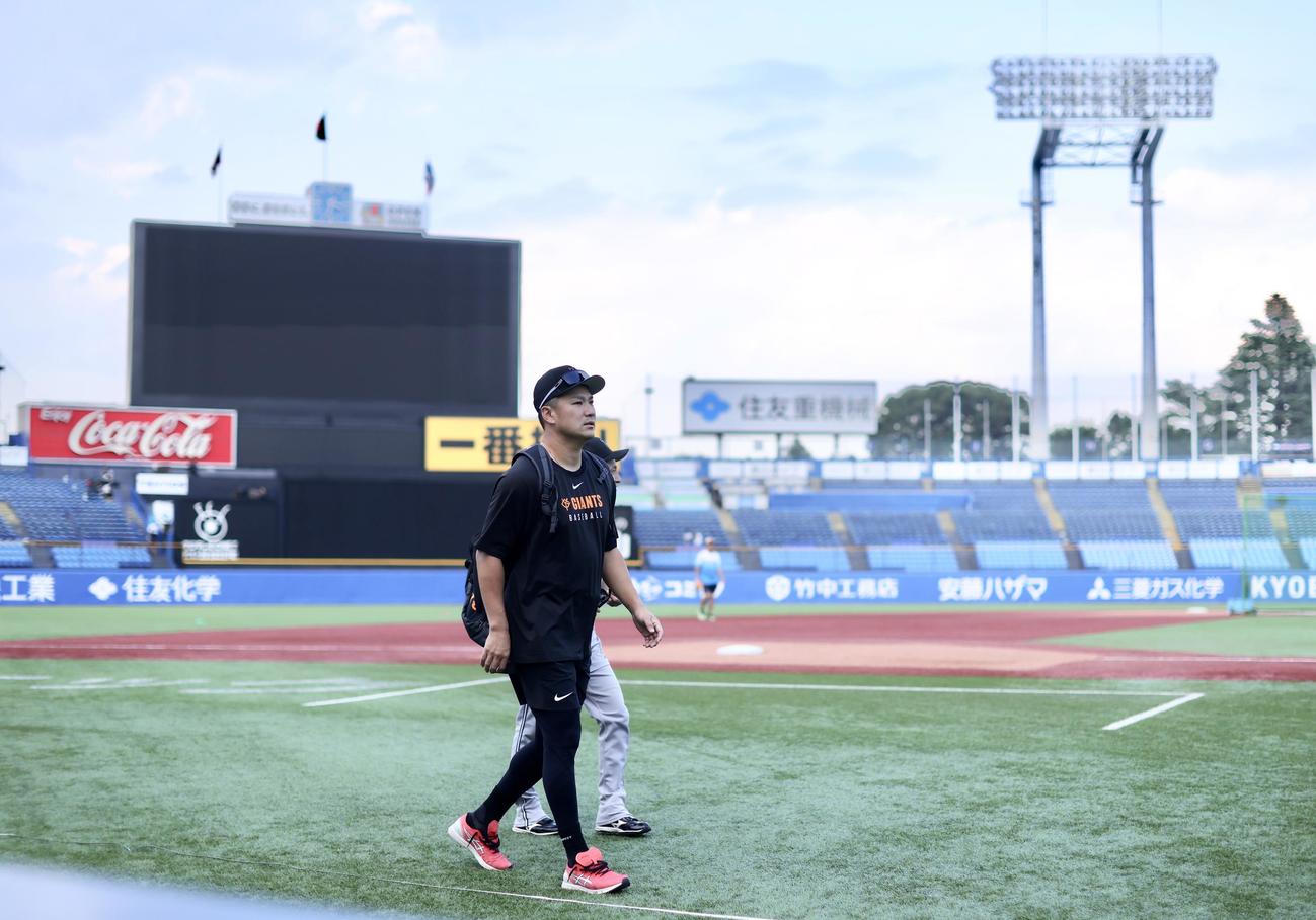 ヤクルト対巨人　試合前、グラウンドに移動する巨人田中将（撮影・河田真司）