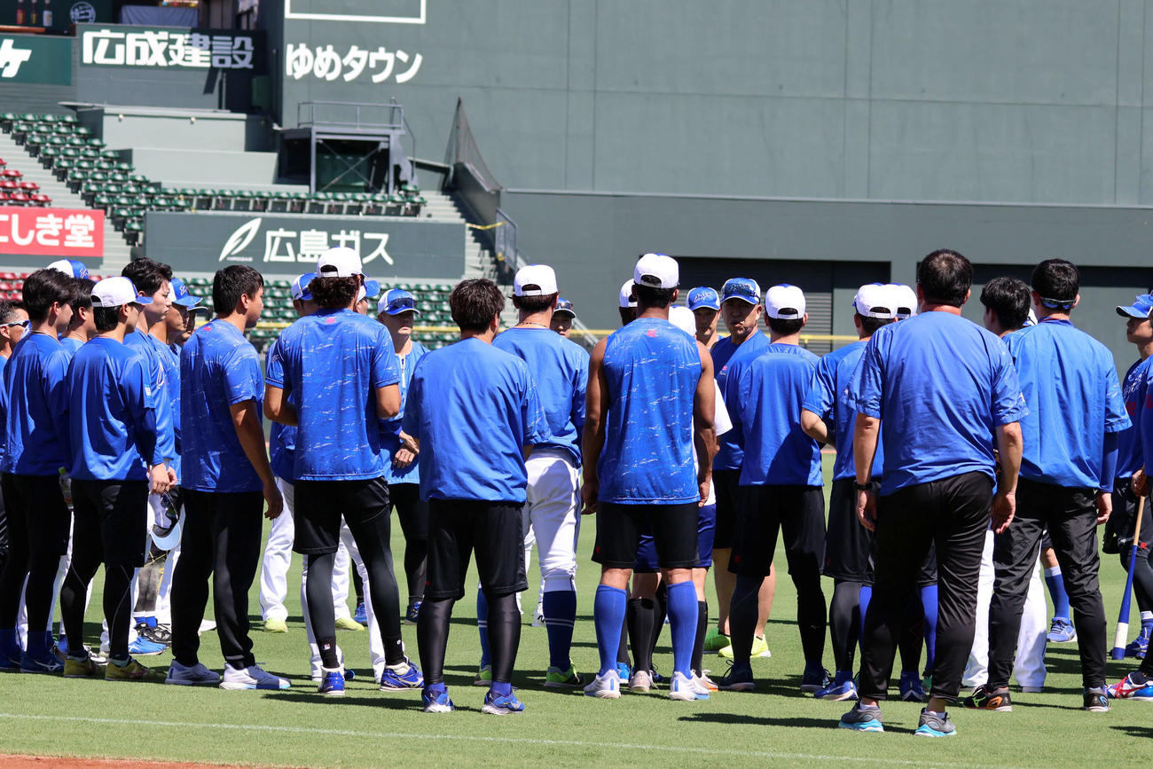 マツダスタジアムでの練習前に井上監督はナインを集め訓示を行う