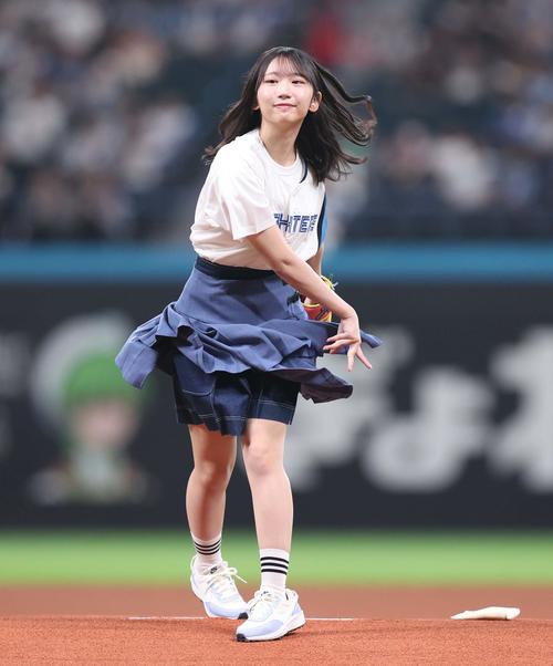 日本ハム】日向坂46藤嶌果歩、スカートひらりノーバン投球 ファースト