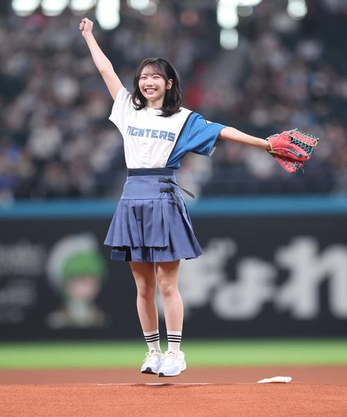 日本ハム】日向坂46藤嶌果歩、スカートひらりノーバン投球 ファースト