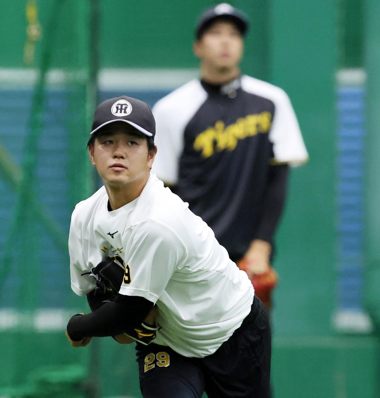 キャッチボールする高橋遥人。右は才木（撮影・加藤哉）