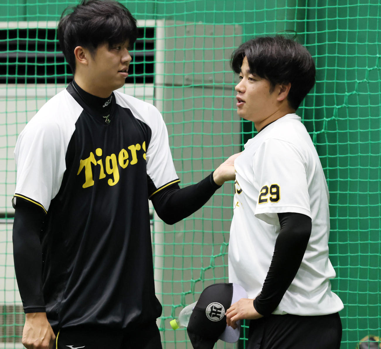 練習前、冗談で高橋（右）の胸ぐらをつかむ才木（撮影・加藤哉）