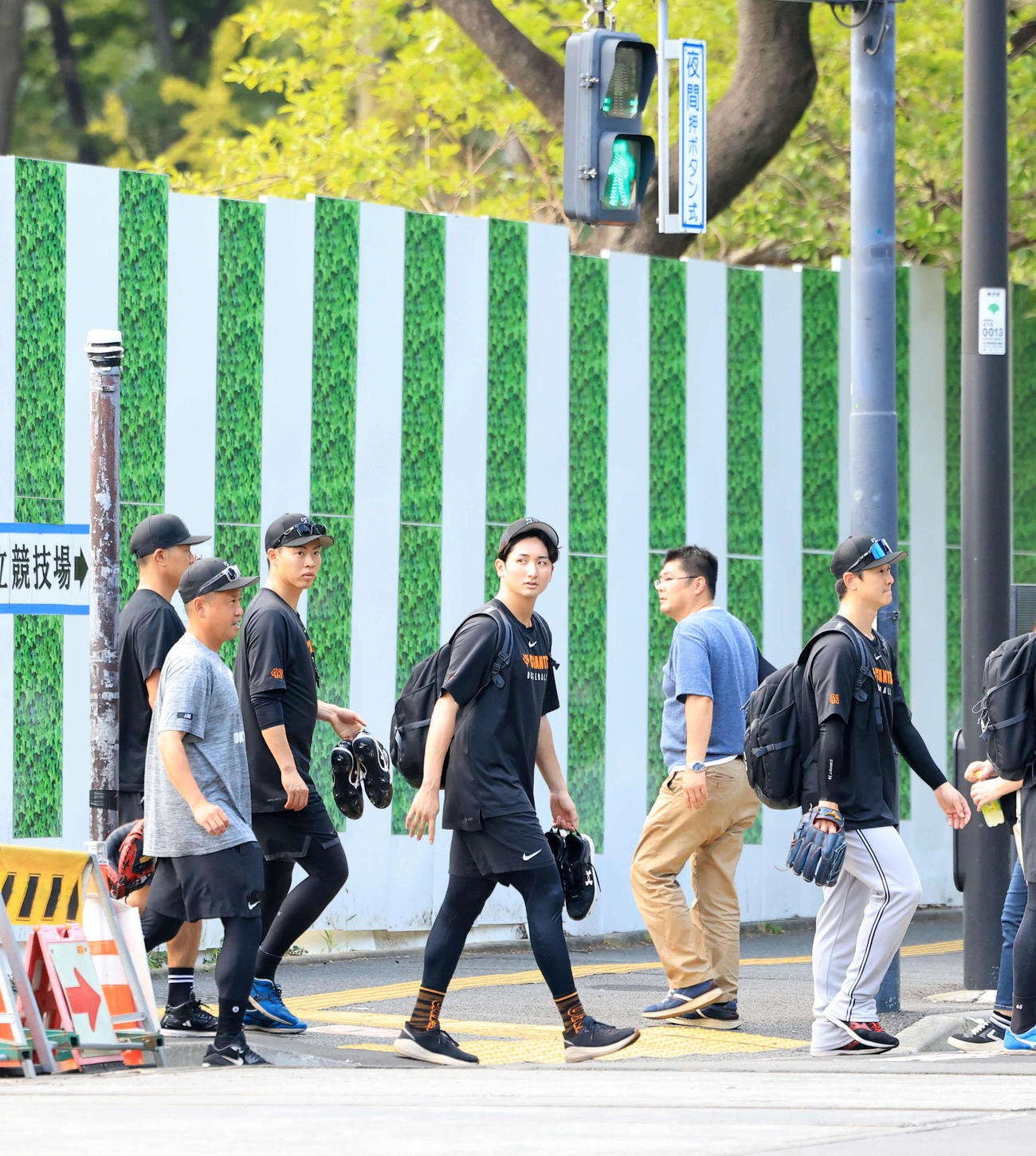 ヤクルト対巨人　室内練習場に向かって横断歩道を渡る巨人横川（中央）ら投手陣（撮影・浅見桂子）
