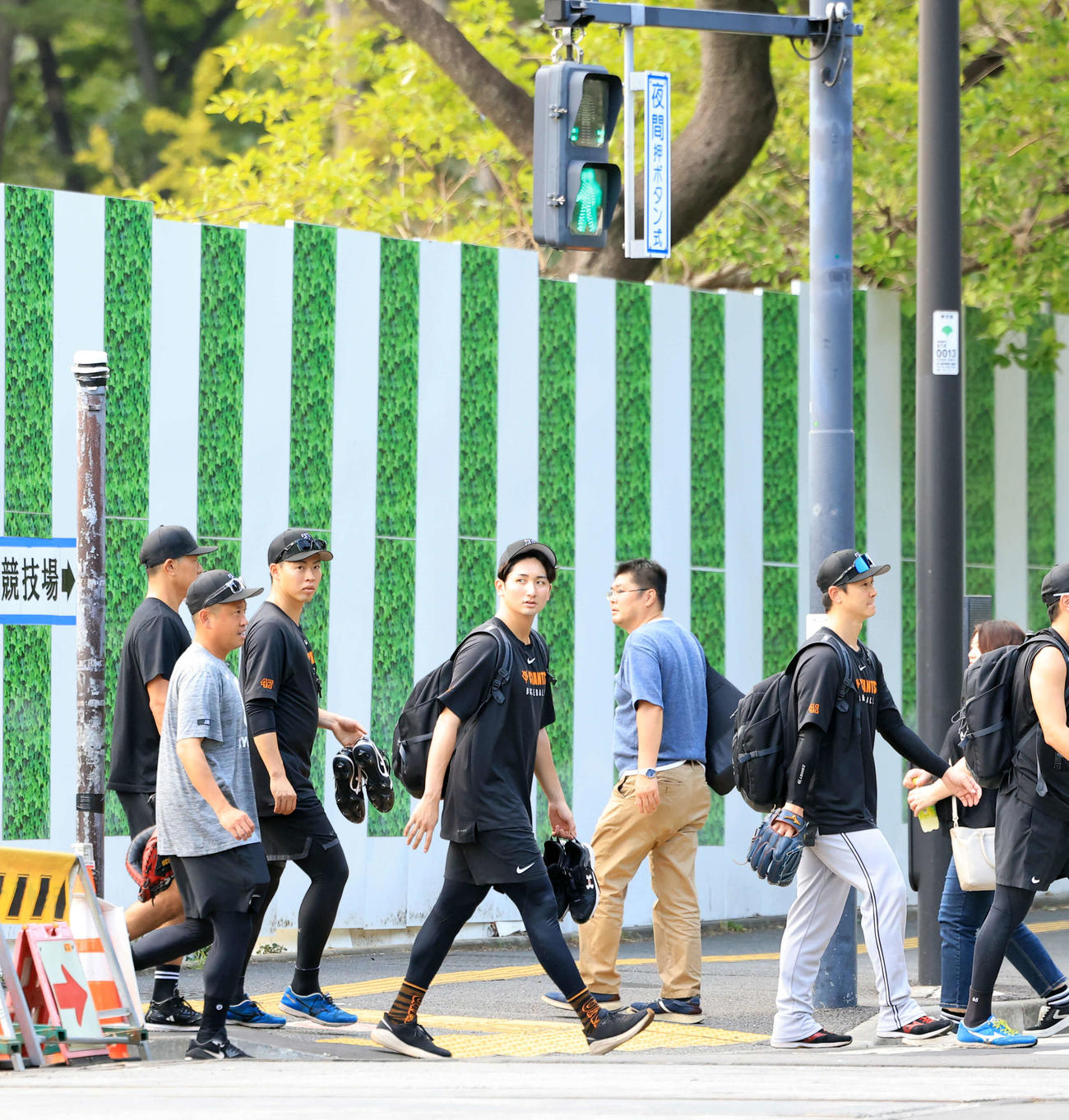 ヤクルト対巨人　室内練習場に向かって横断歩道を渡る巨人横川（中央）ら投手陣（撮影・浅見桂子）