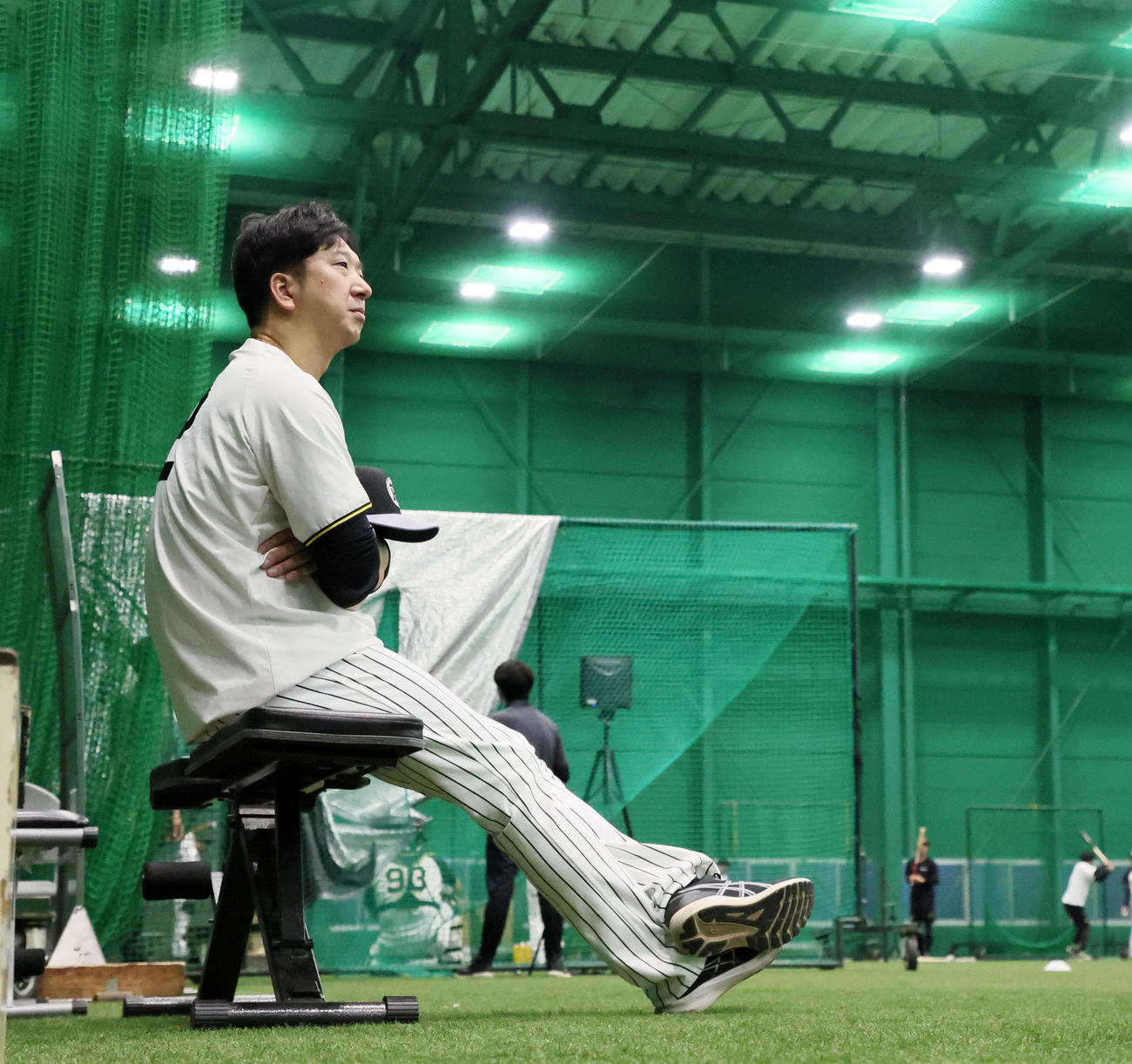 練習を見つめる阪神藤川監督（撮影・加藤哉）