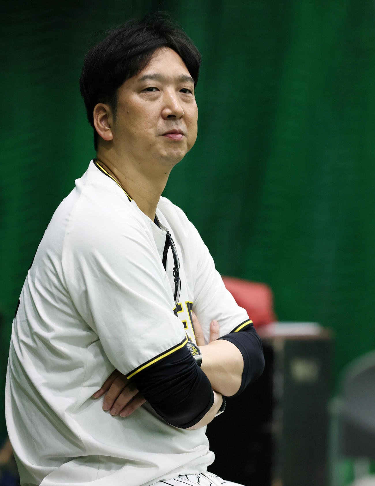 練習を見守る阪神藤川監督（撮影・加藤哉）