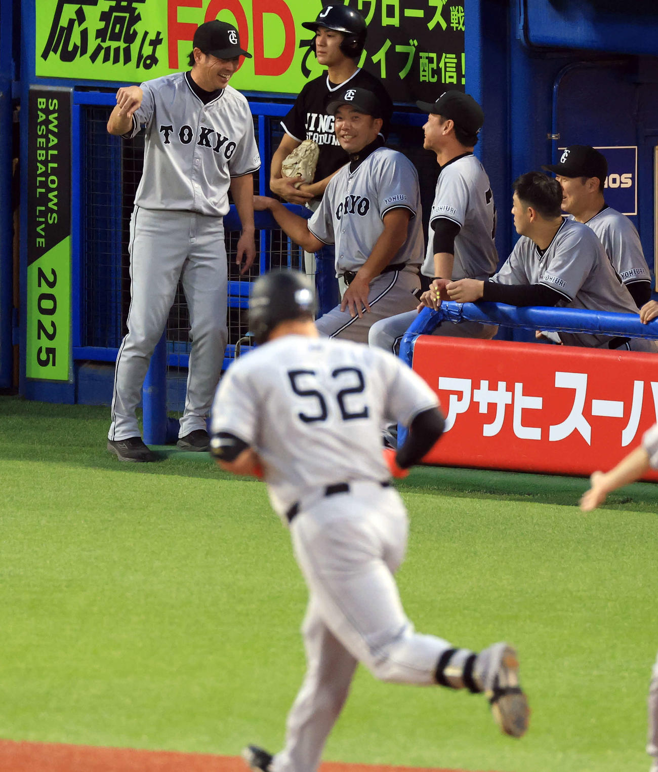 ヤクルト対巨人　2回表巨人無死二塁、リチャード（手前）が2点本塁打を放ち、ベンチで笑顔で見つめる阿部監督（撮影・浅見桂子）