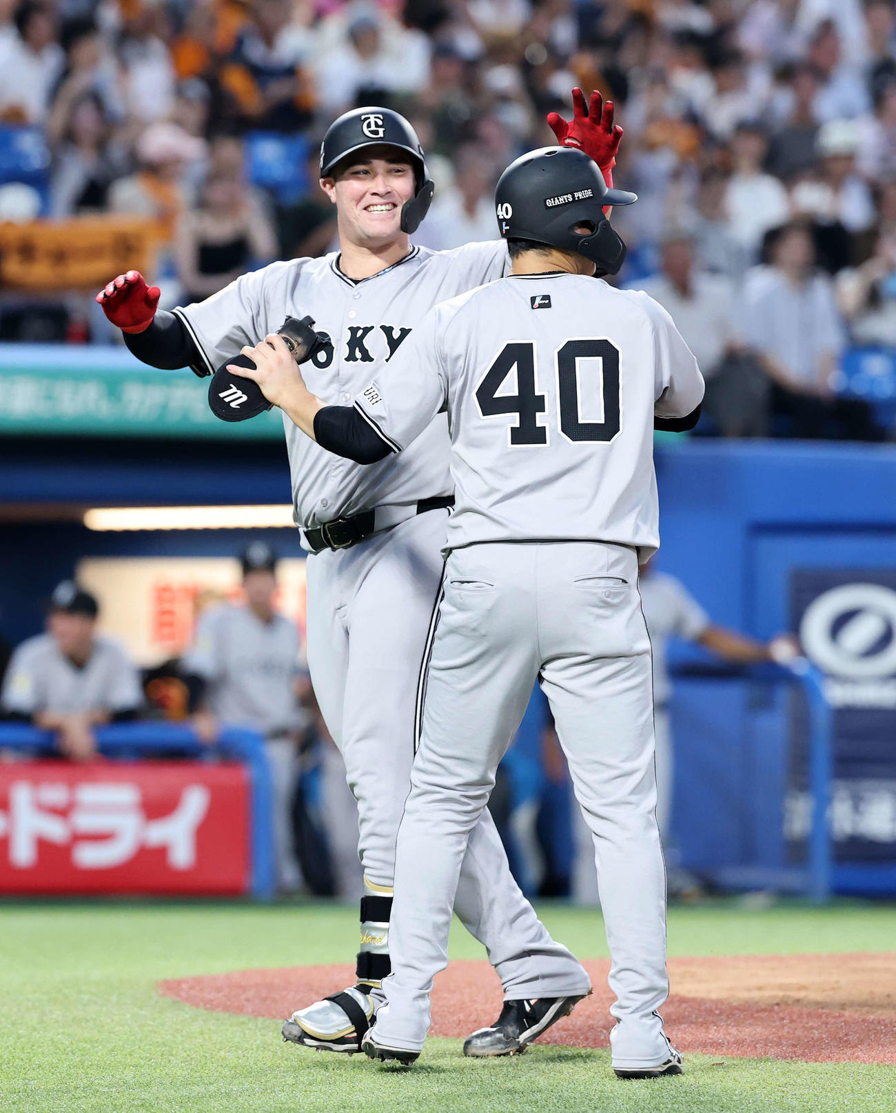 ヤクルト対巨人　2回表巨人無死二塁、リチャード（左）は左越え2点本塁打を放ち笑顔を見せる（撮影・鈴木正人）