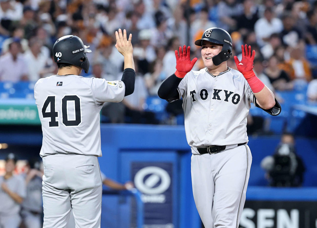 ヤクルト対巨人　2回表巨人無死二塁、リチャード（右）は左越え2点本塁打を放ち笑顔を見せる（撮影・鈴木正人）