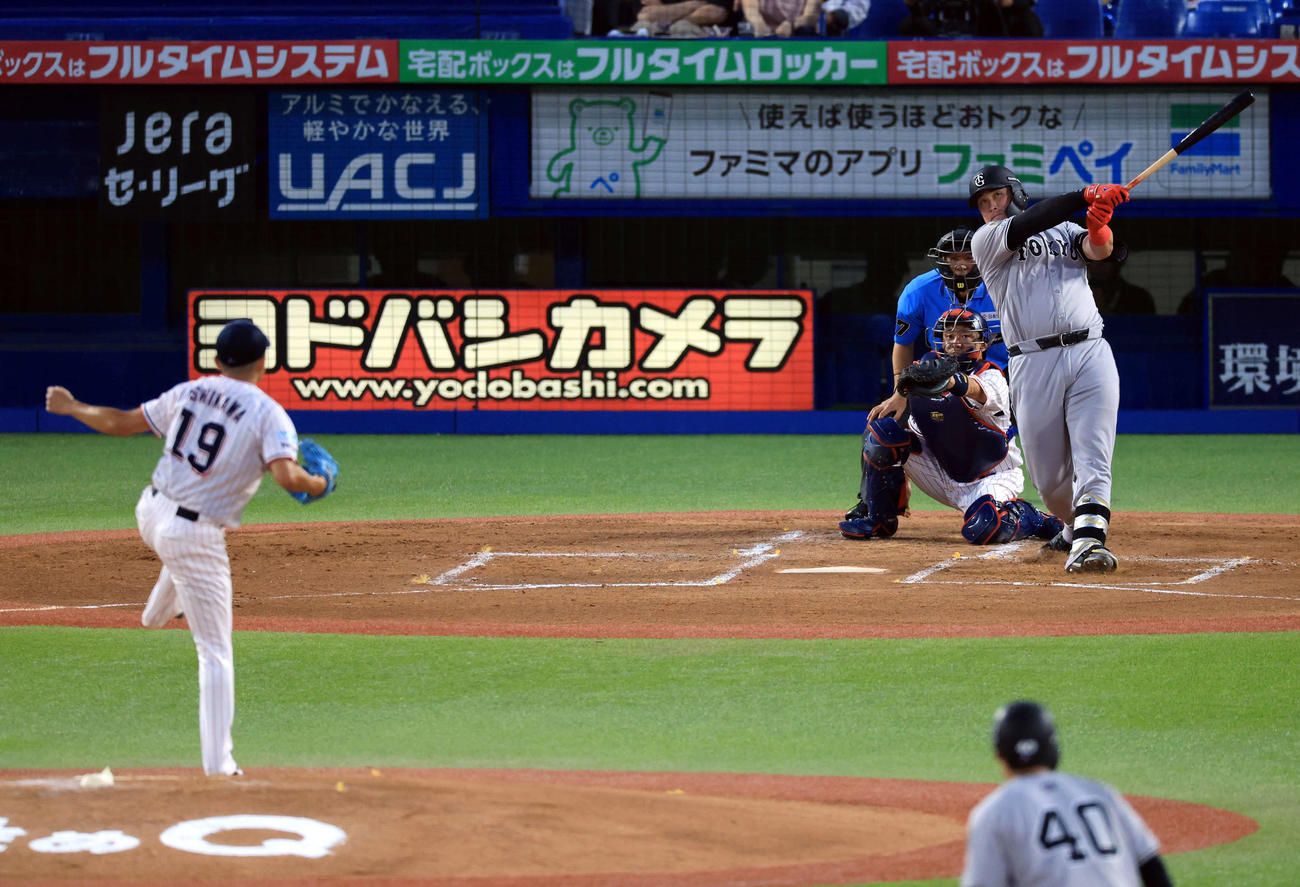ヤクルト対巨人　2回表巨人無死二塁、リチャードは2点本塁打を放つ。投手石川（撮影・浅見桂子）