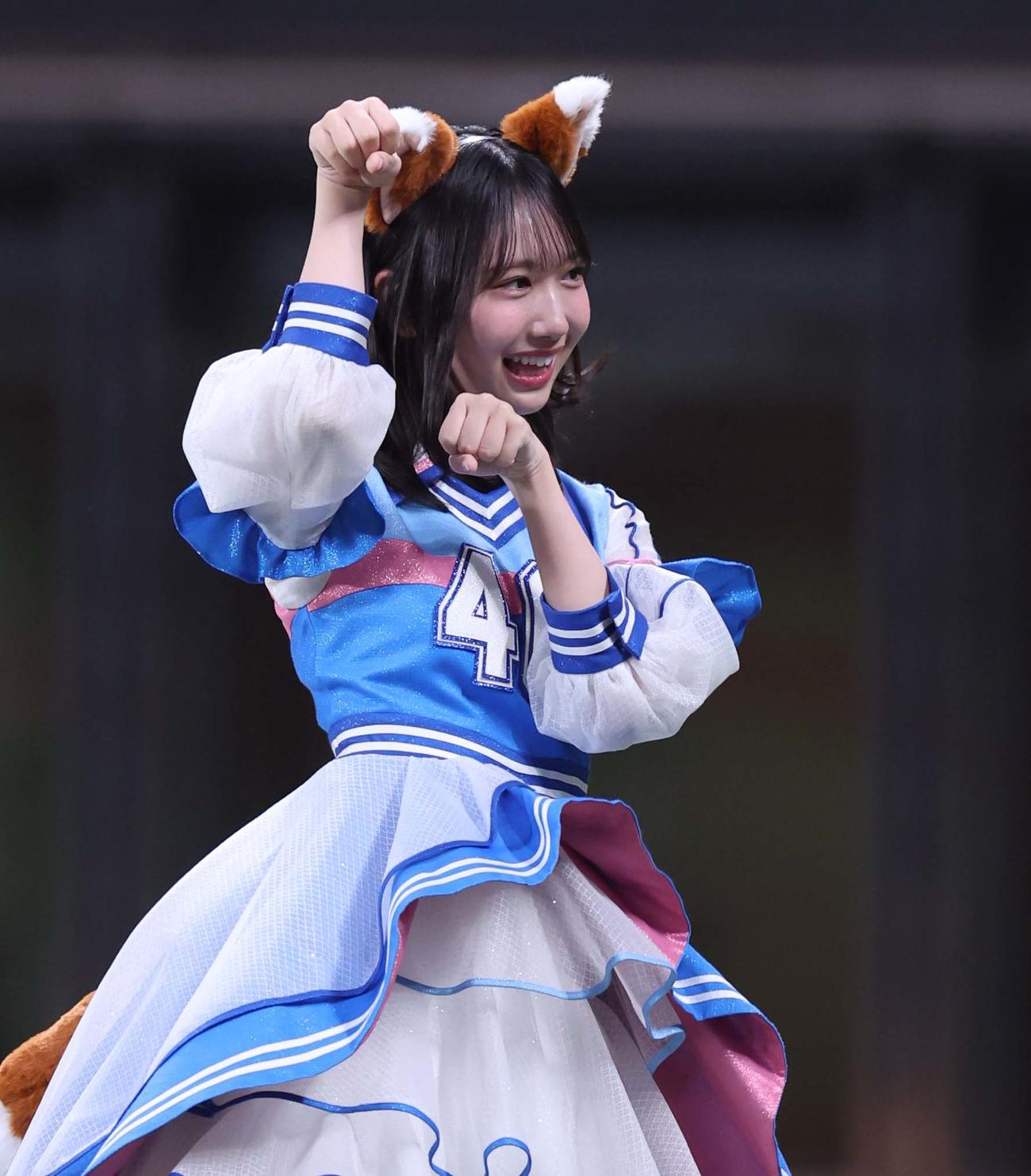 日本ハム対オリックス　きつねダンスを踊る日向坂46の藤島果歩（撮影・黒川智章）