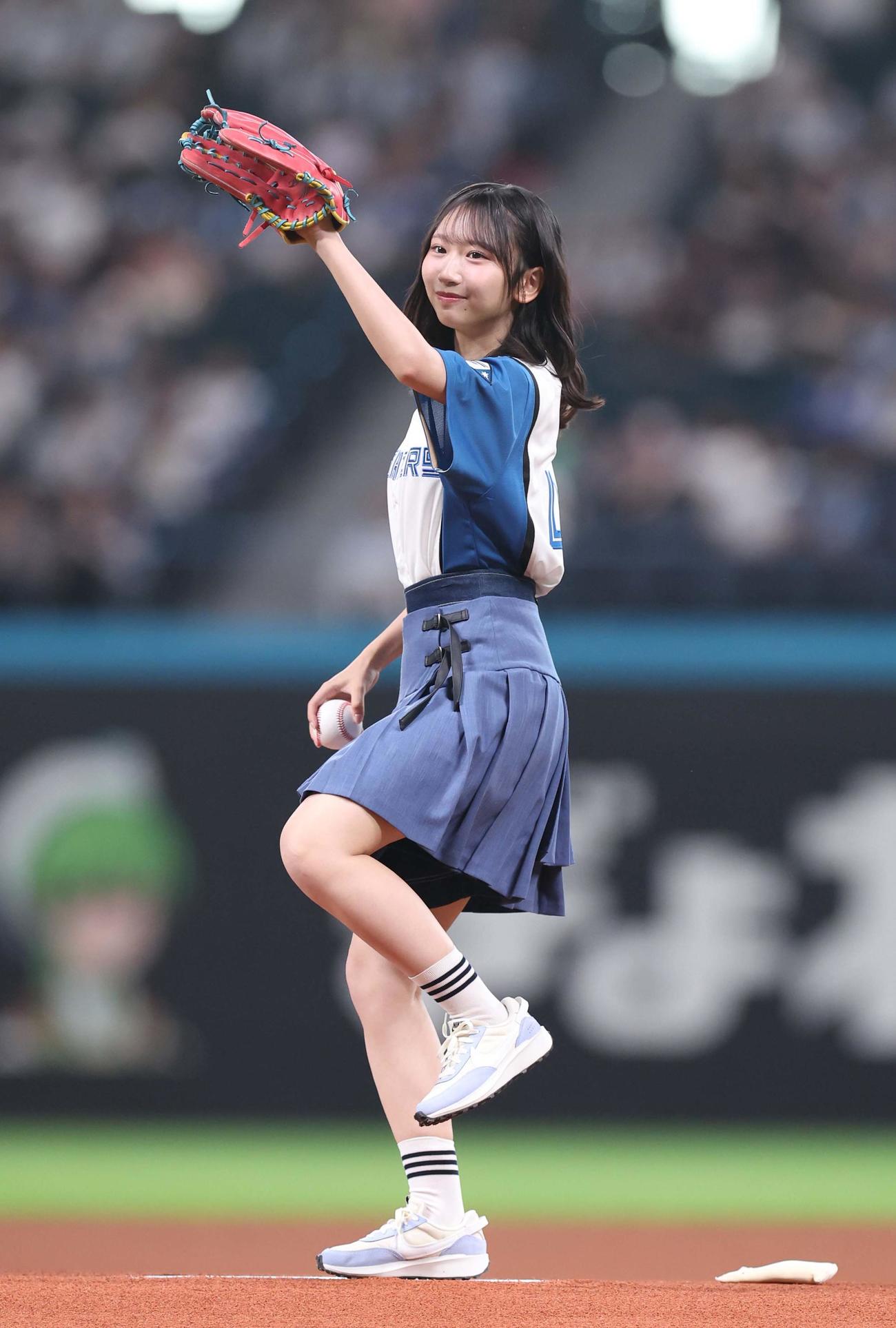 日本ハム対オリックス　ファーストピッチセレモニーで投球する日向坂46の藤嶌果歩（撮影・黒川智章）