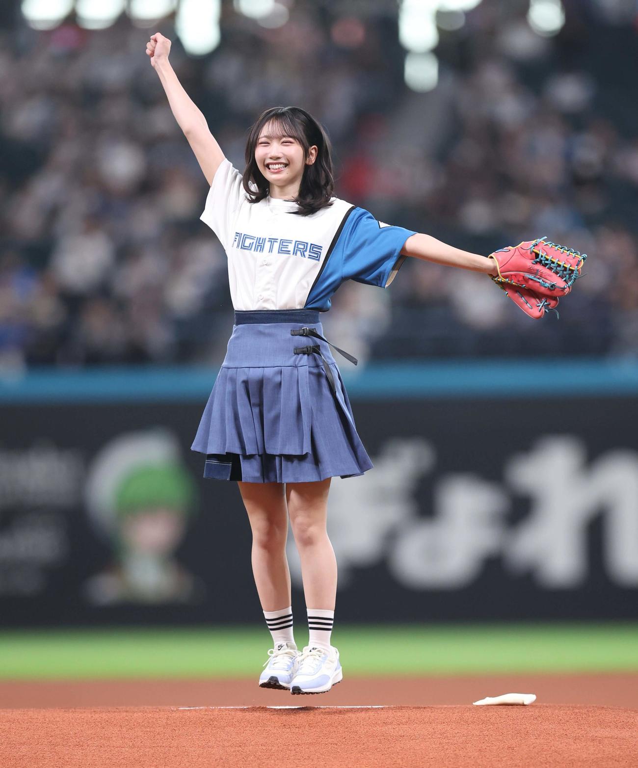 日本ハム対オリックス　ファーストピッチセレモニーで投球する日向坂46の藤嶌果歩（撮影・黒川智章）
