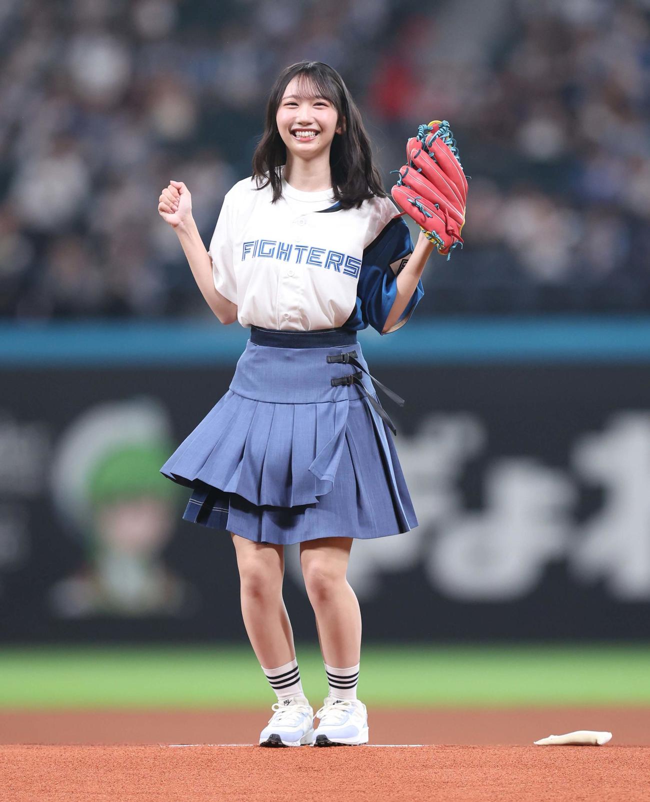 日本ハム対オリックス　ファーストピッチセレモニーで投球する日向坂46の藤嶌果歩（撮影・黒川智章）