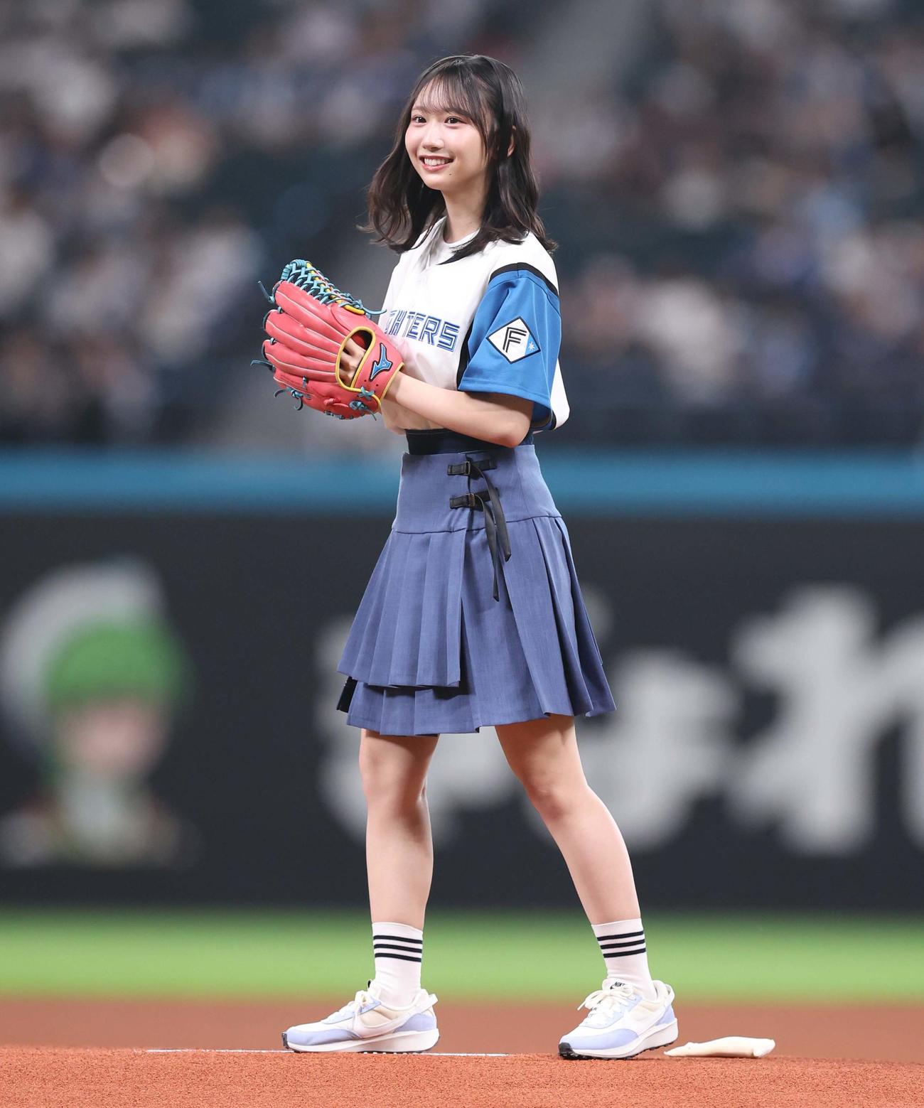 日本ハム対オリックス　ファーストピッチセレモニーで投球する日向坂46の藤嶌果歩（撮影・黒川智章）