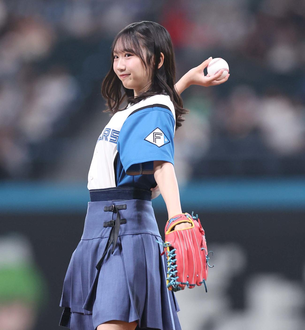 日本ハム対オリックス　ファーストピッチセレモニーで投球する日向坂46の藤嶌果歩（撮影・黒川智章）