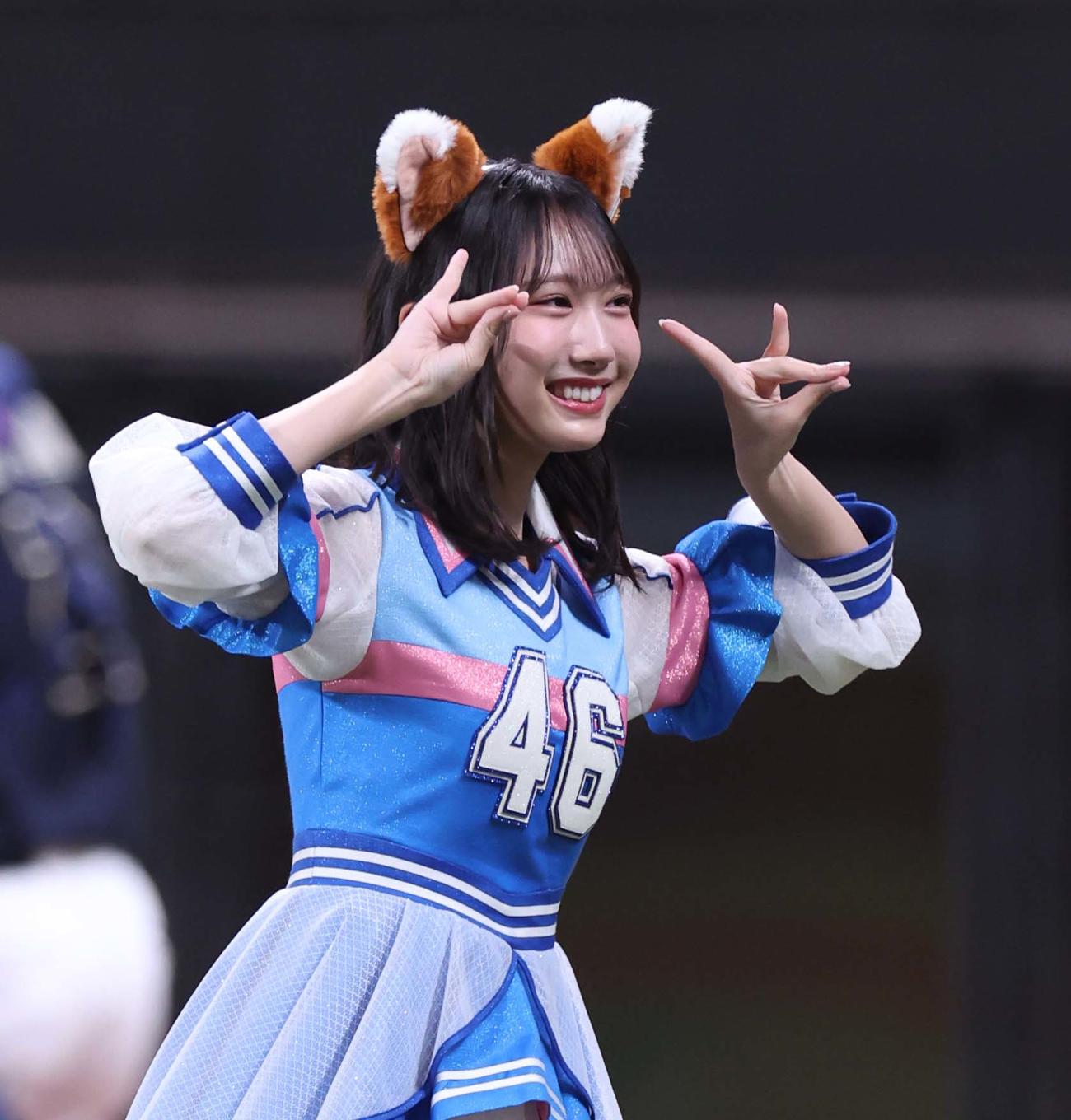 日本ハム対オリックス　きつねダンスを踊る日向坂46の藤島果歩（撮影・黒川智章）