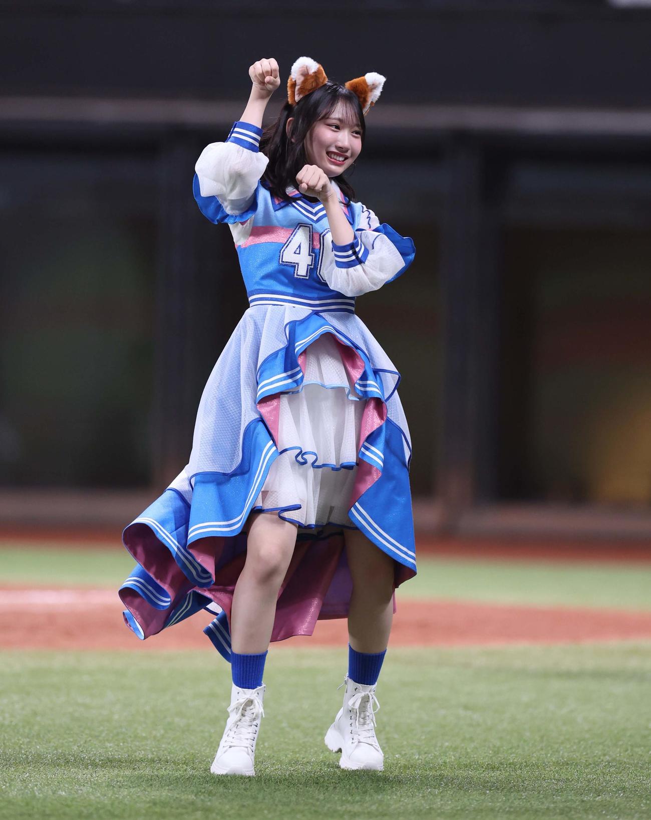 日本ハム対オリックス　きつねダンスを踊る日向坂46の藤島果歩（撮影・黒川智章）