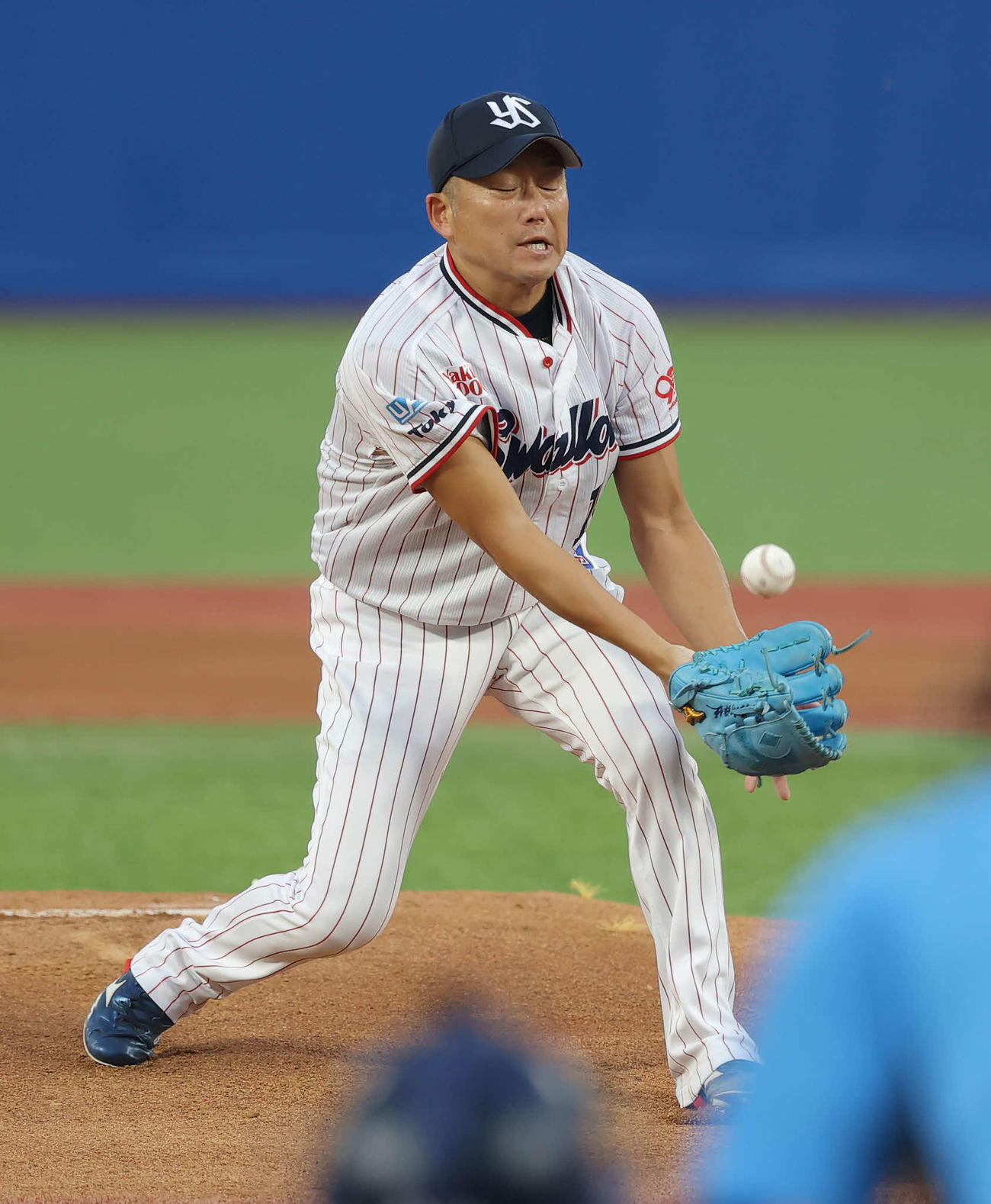 ヤクルト対巨人　1回表巨人無死、泉口に中前打を浴びる石川（撮影・河田真司）