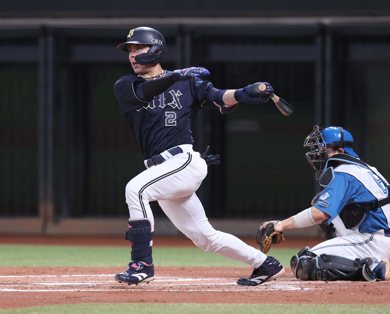 日本ハム対オリックス　2回表オリックス1死満塁、左前適時打を放つ若月（撮影・黒川智章）