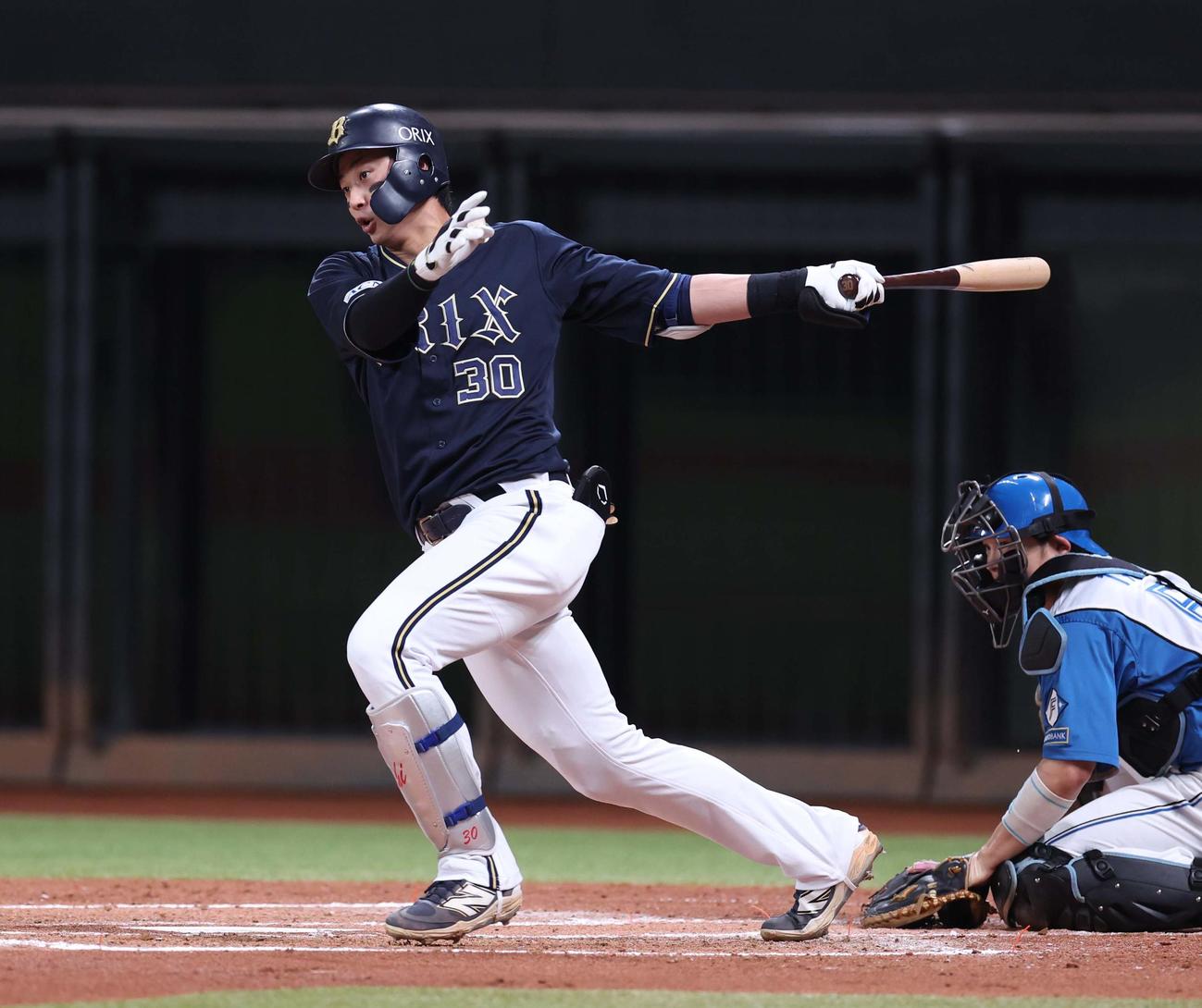 日本ハム対オリックス　2回表オリックス1死満塁、中前2点適時打を放つ広岡（撮影・黒川智章）