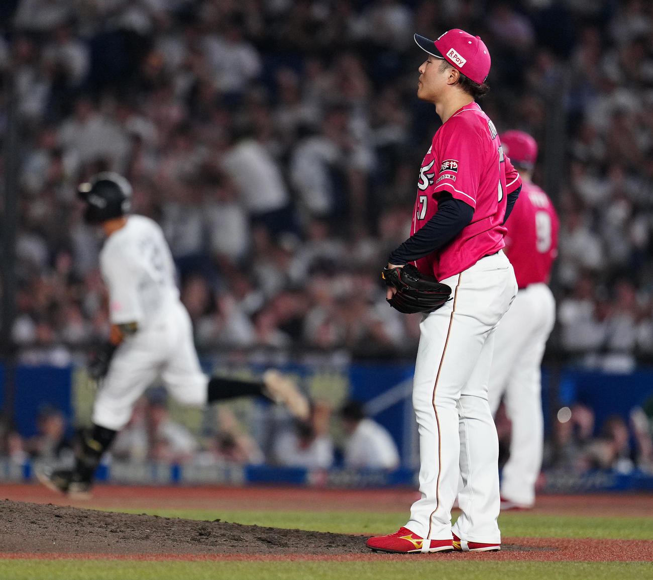 ロッテ対楽天　4回裏ロッテ無死一塁、山口に左中間への2点本塁打を浴び、ぼうぜんとする瀧中（撮影・鈴木みどり）