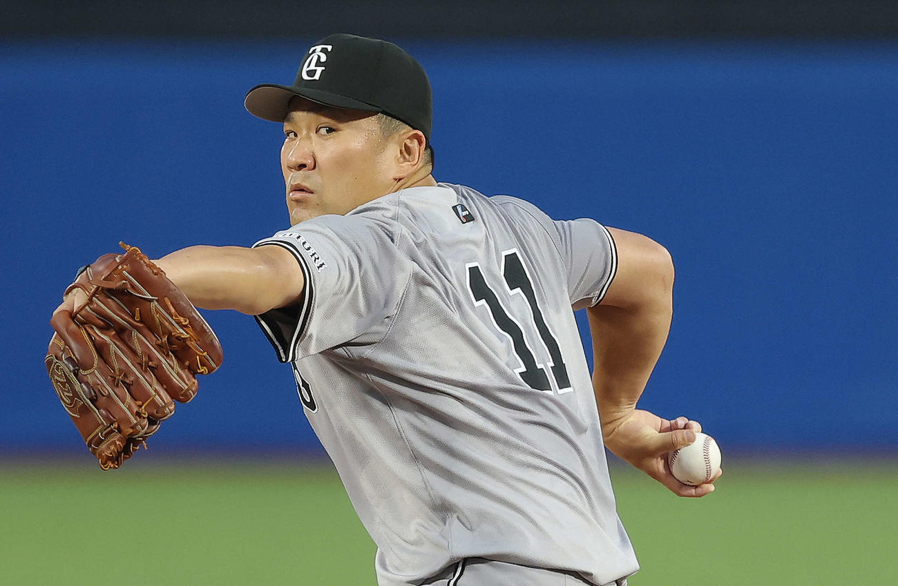 ヤクルト対巨人　先発登板で力投する巨人田中将（撮影・河田真司）