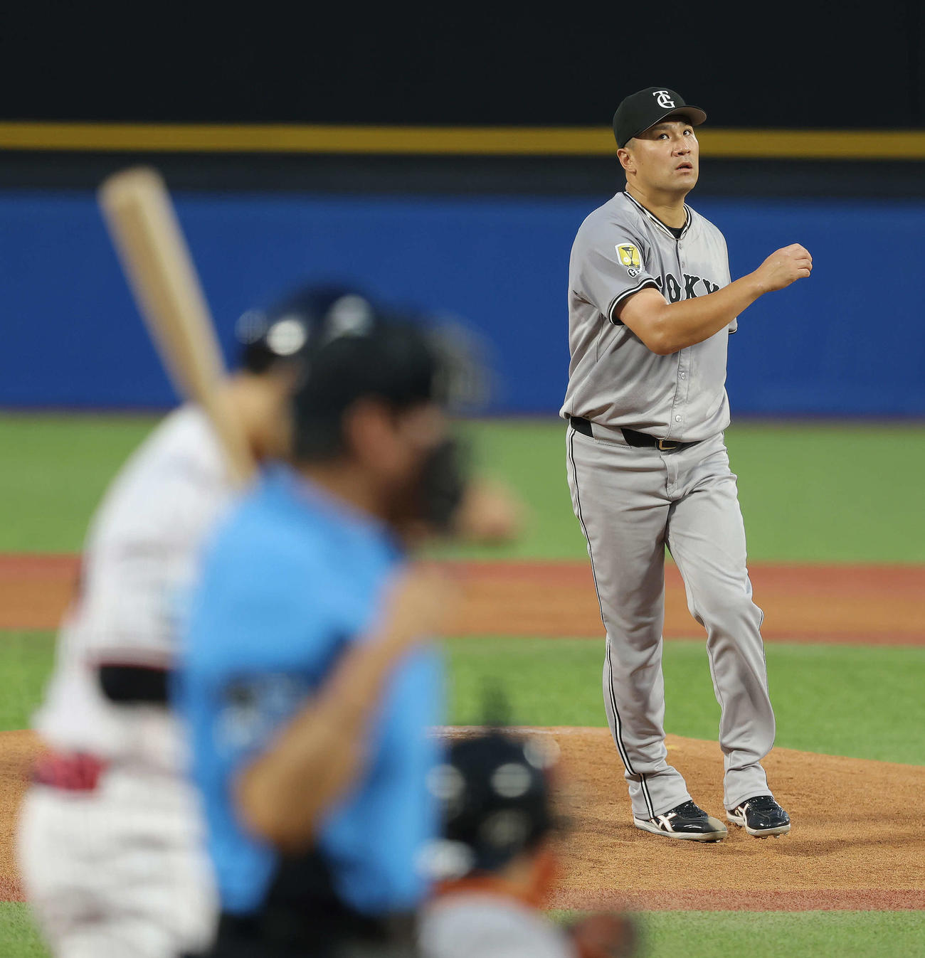 ヤクルト対巨人　1回裏ヤクルト無死、内山を見逃し三振に抑える田中将（撮影・河田真司）