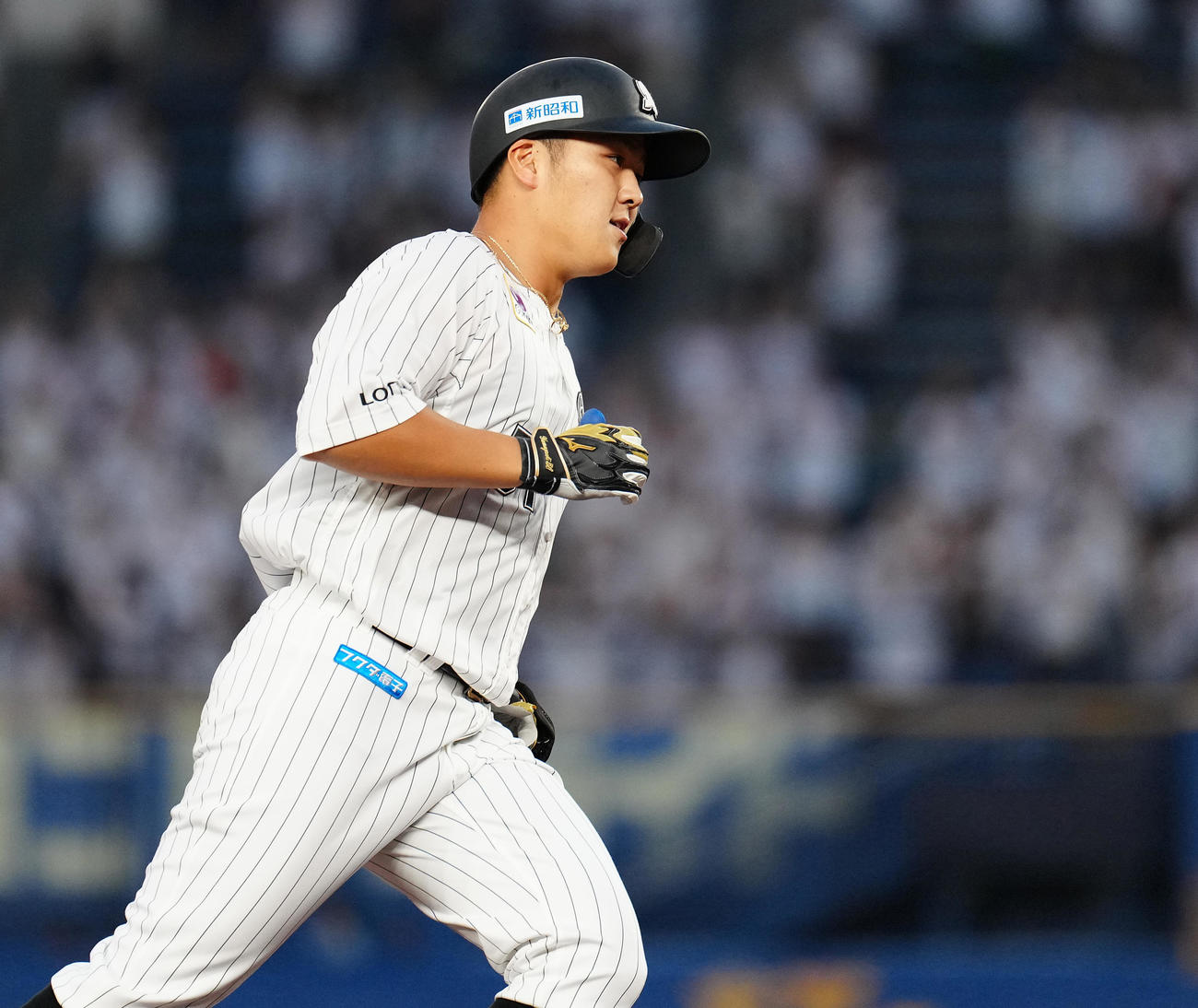 ロッテ対楽天　1回裏ロッテ2死三塁、先制の左越え2点本塁打を放ち、ダイヤモンドをまわる山口（撮影・鈴木みどり）