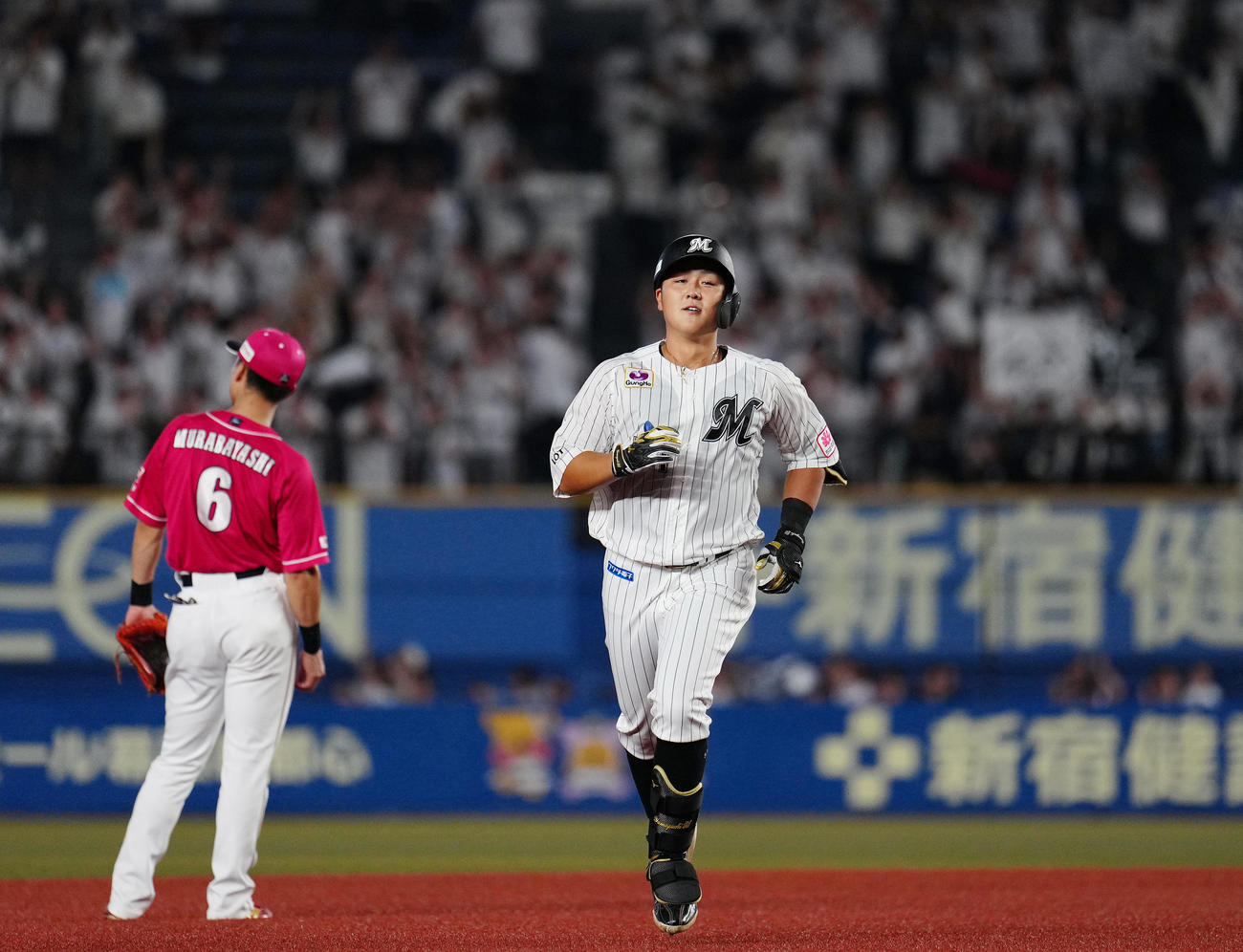 ロッテ対楽天　4回裏ロッテ無死一塁、左中間に2点本塁打を放った山口はダイヤモンドをまわる（撮影・鈴木みどり）