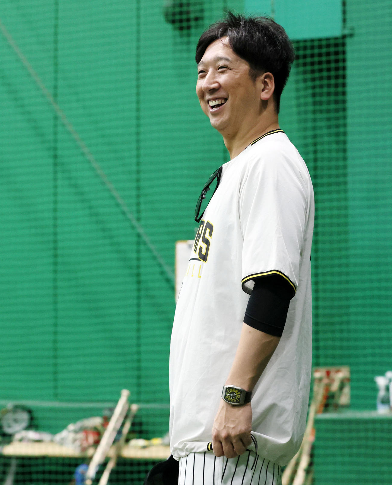 明るい表情で練習を見る阪神藤川監督（撮影・加藤哉）