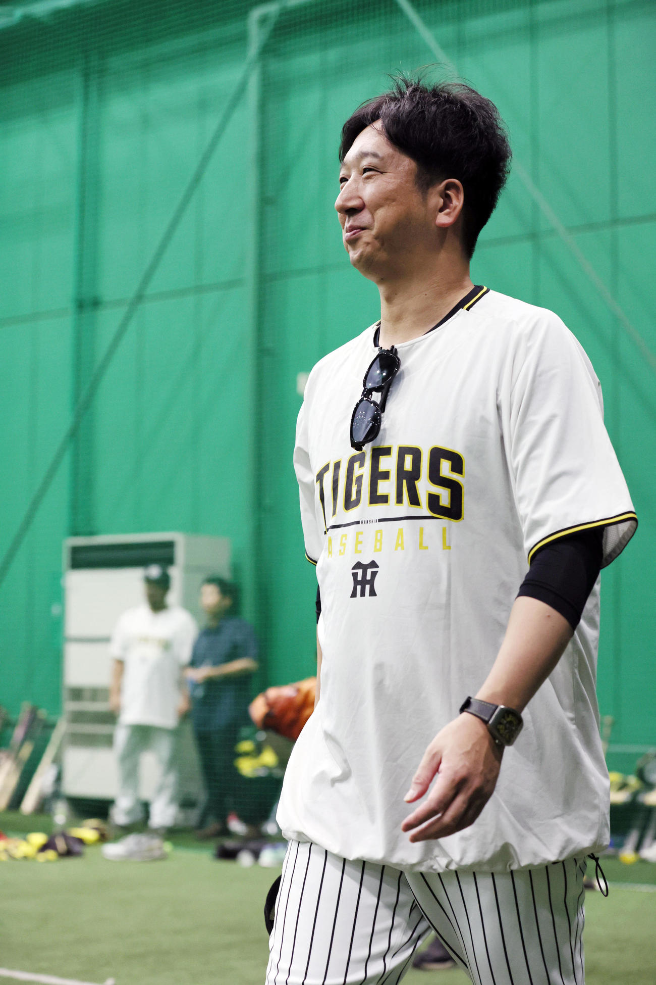 明るい表情で練習を見る阪神藤川監督（撮影・加藤哉）
