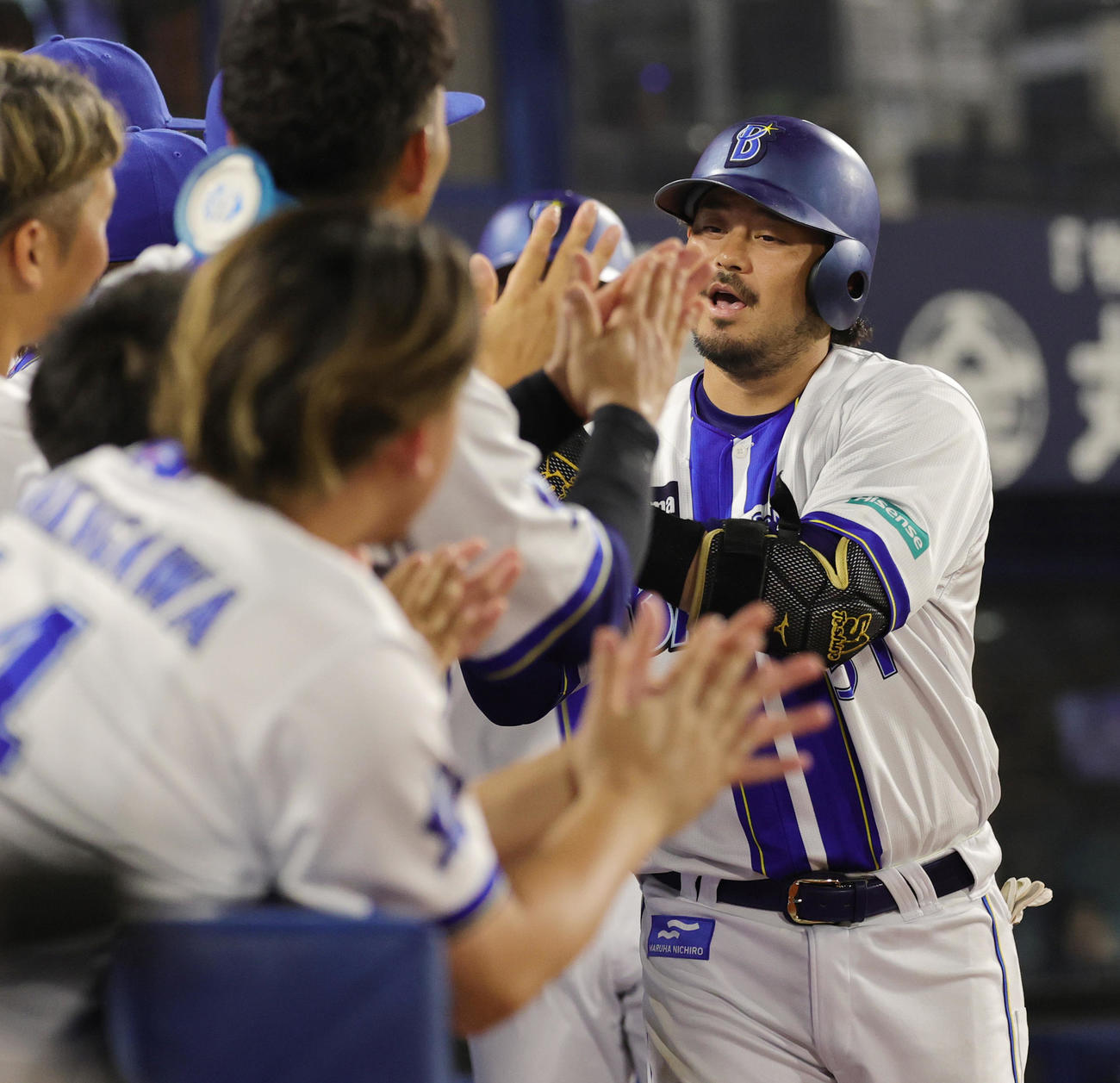 DeNA対広島　7回裏DeNA1死一塁、左越え2点本塁打を放ちベンチに迎えられる宮崎（撮影・野上伸悟）