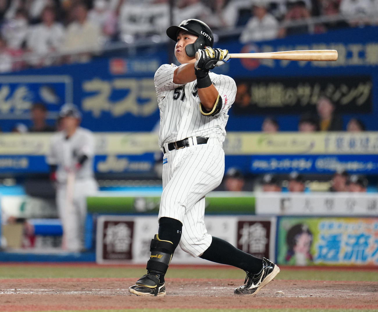 ロッテ対楽天　4回裏ロッテ2死一、三塁、左越え3点本塁打を放つ山口（撮影・鈴木みどり）