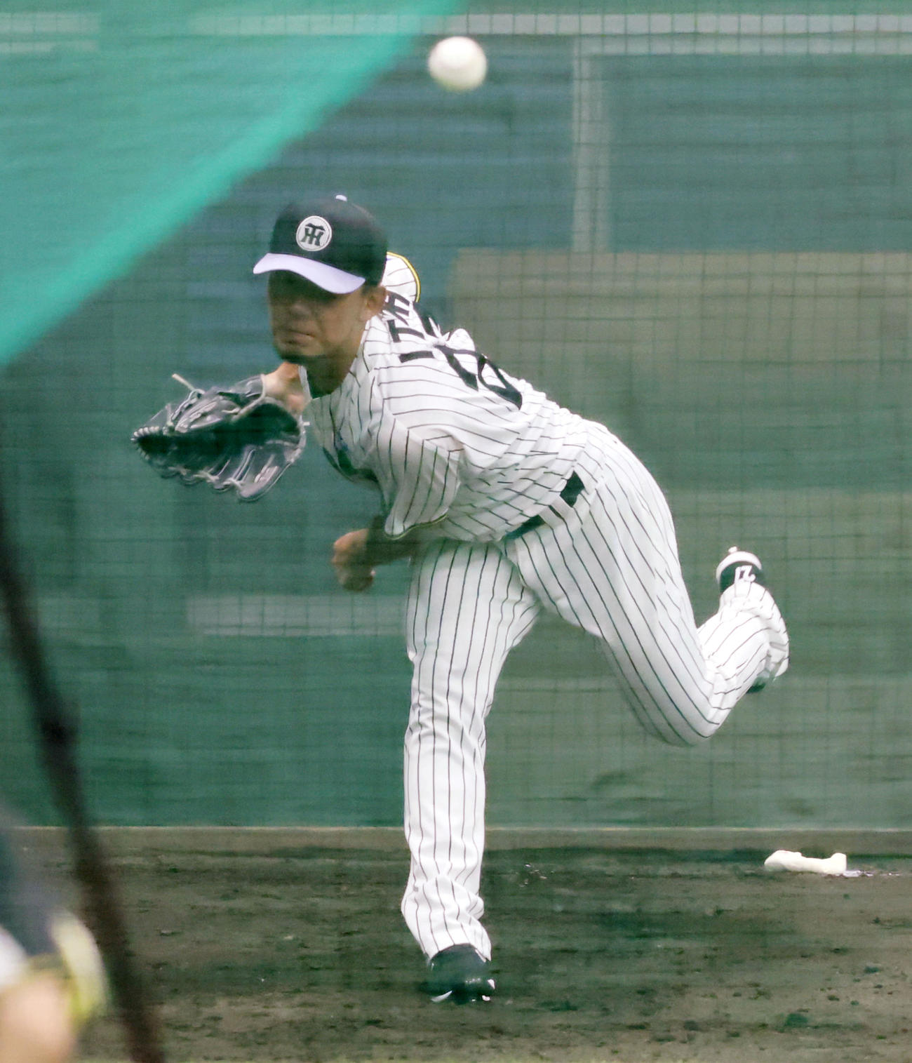 練習でブルペンに入って投球練習する伊藤将（撮影・加藤哉）