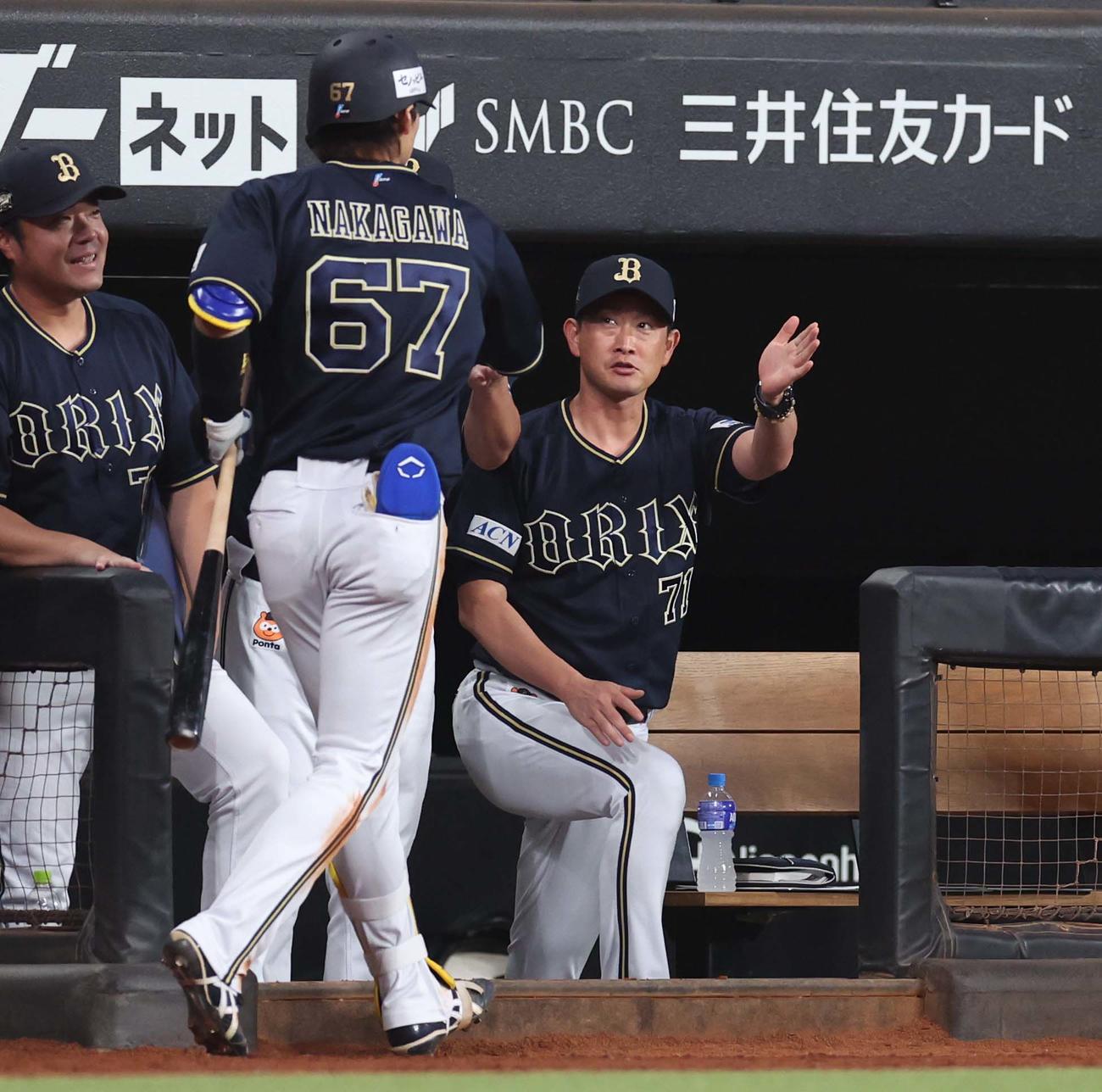 日本ハム対オリックス　5回表オリックス無死、左越え本塁打を放った中川を出迎える岸田監督（撮影・黒川智章）