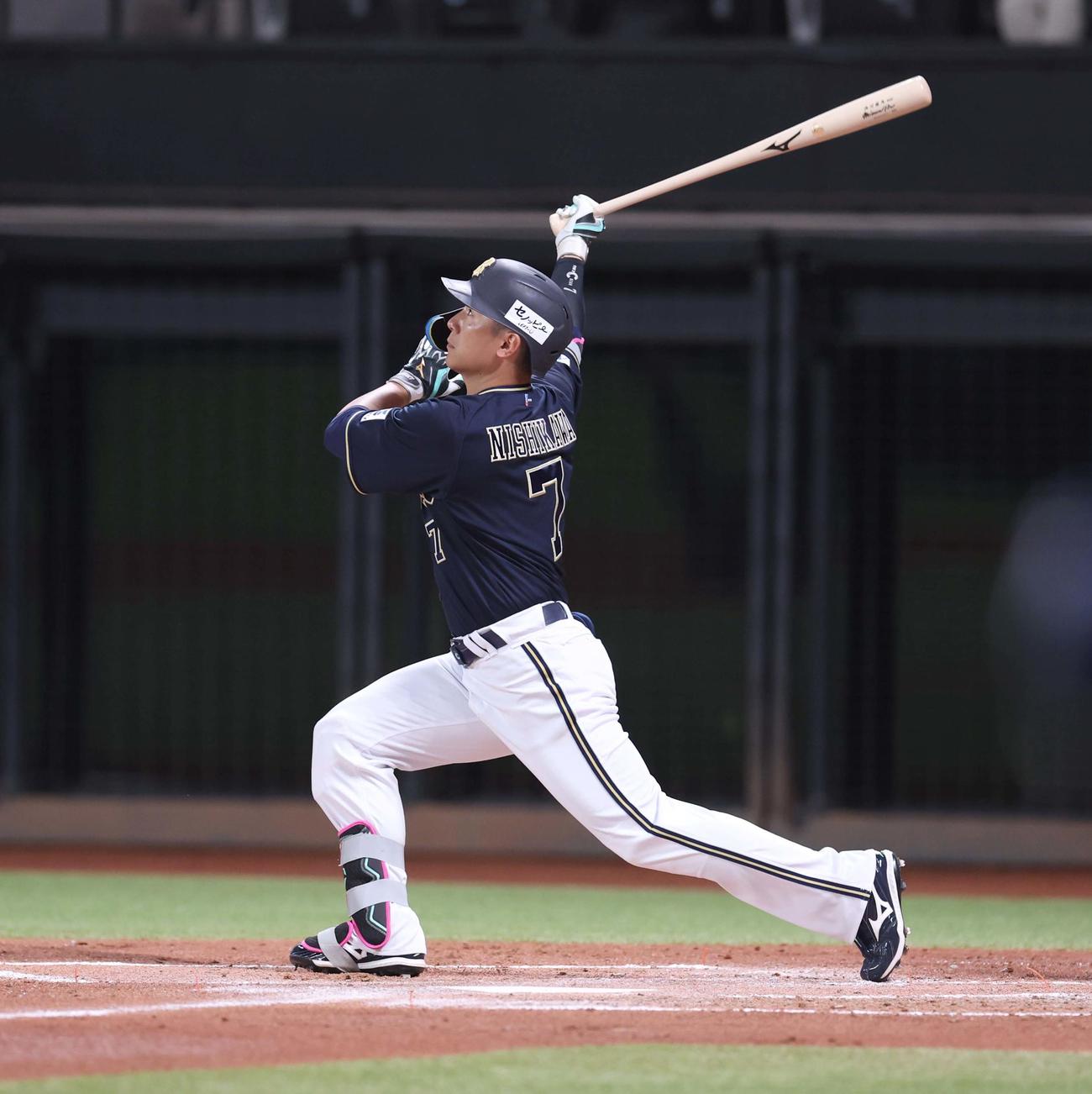 日本ハム対オリックス　2回表オリックス2死一、二塁、右越え3点本塁打を放つ西川（撮影・黒川智章）