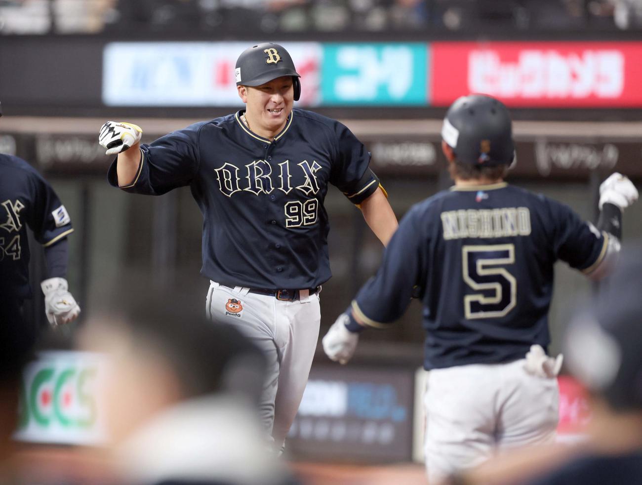 日本ハム対オリックス　2回表オリックス2死一塁、右越え2点本塁打を放ちナインに出迎えられる杉本（撮影・黒川智章）