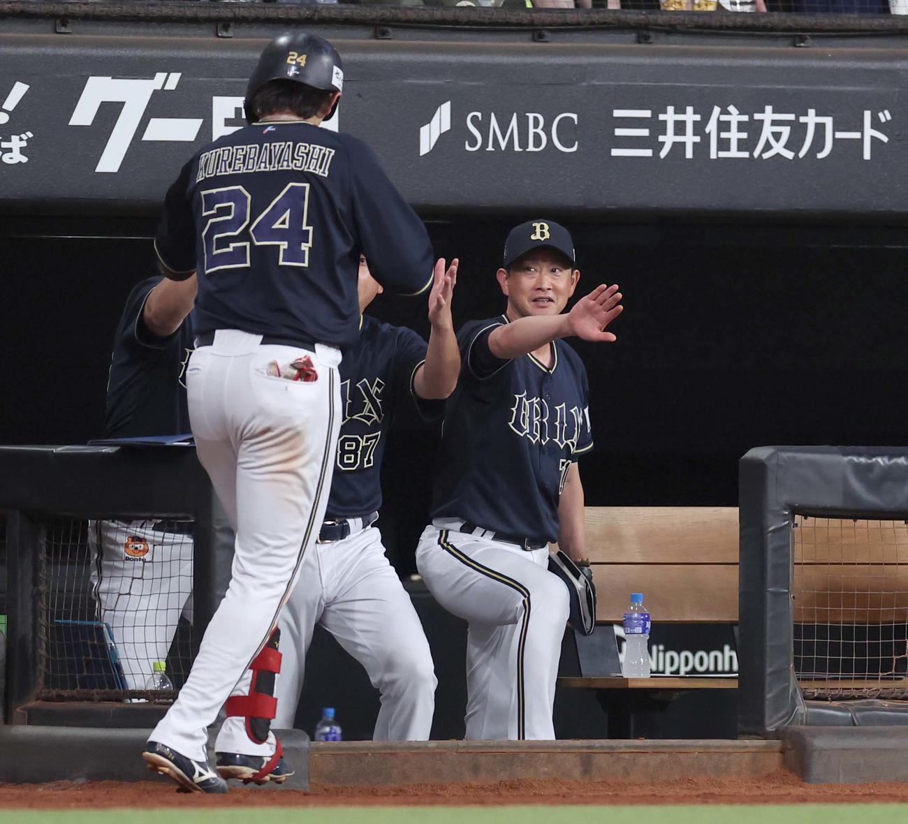 日本ハム対オリックス　5回表オリックス1死、左越え本塁打を放った紅林を出迎える岸田監督（撮影・黒川智章）