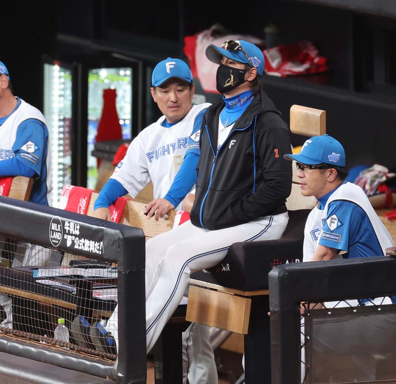 日本ハム対オリックス　試合を見つめる新庄監督（撮影・黒川智章）