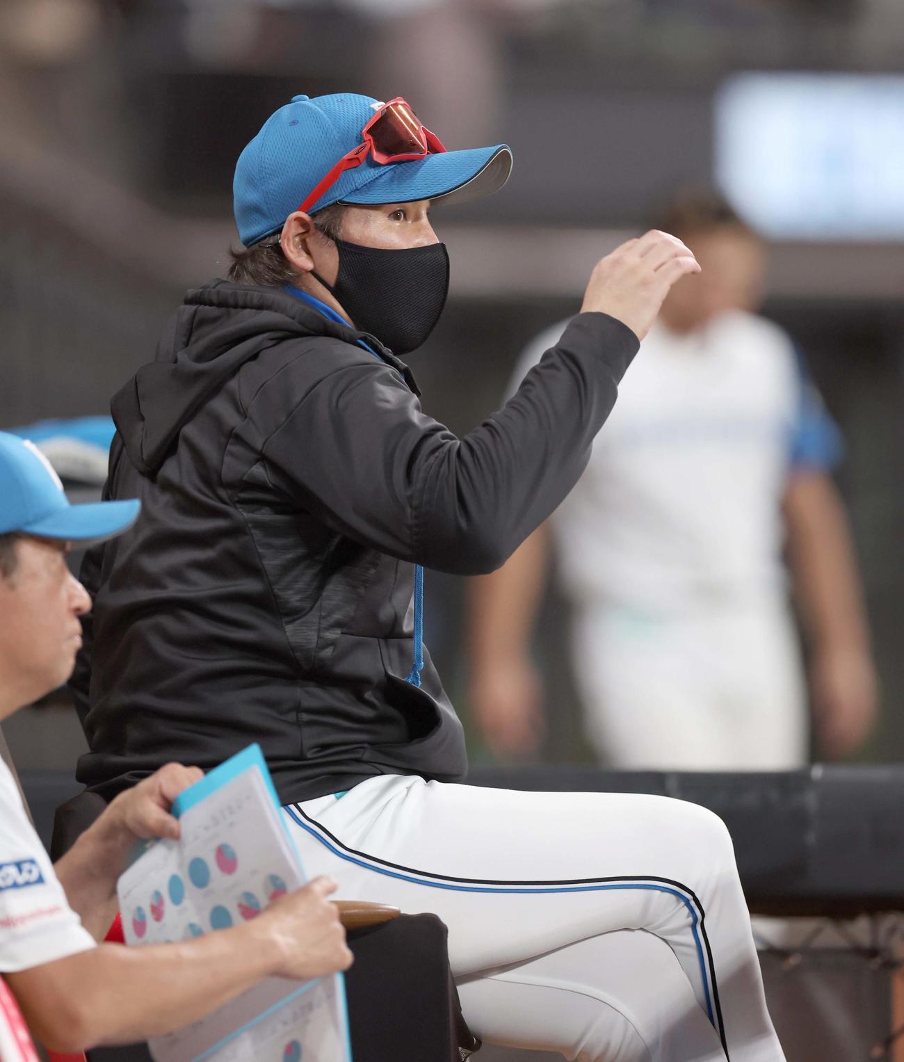 日本ハム対オリックス　グラウンドを見つめる新庄監督（撮影・黒川智章）